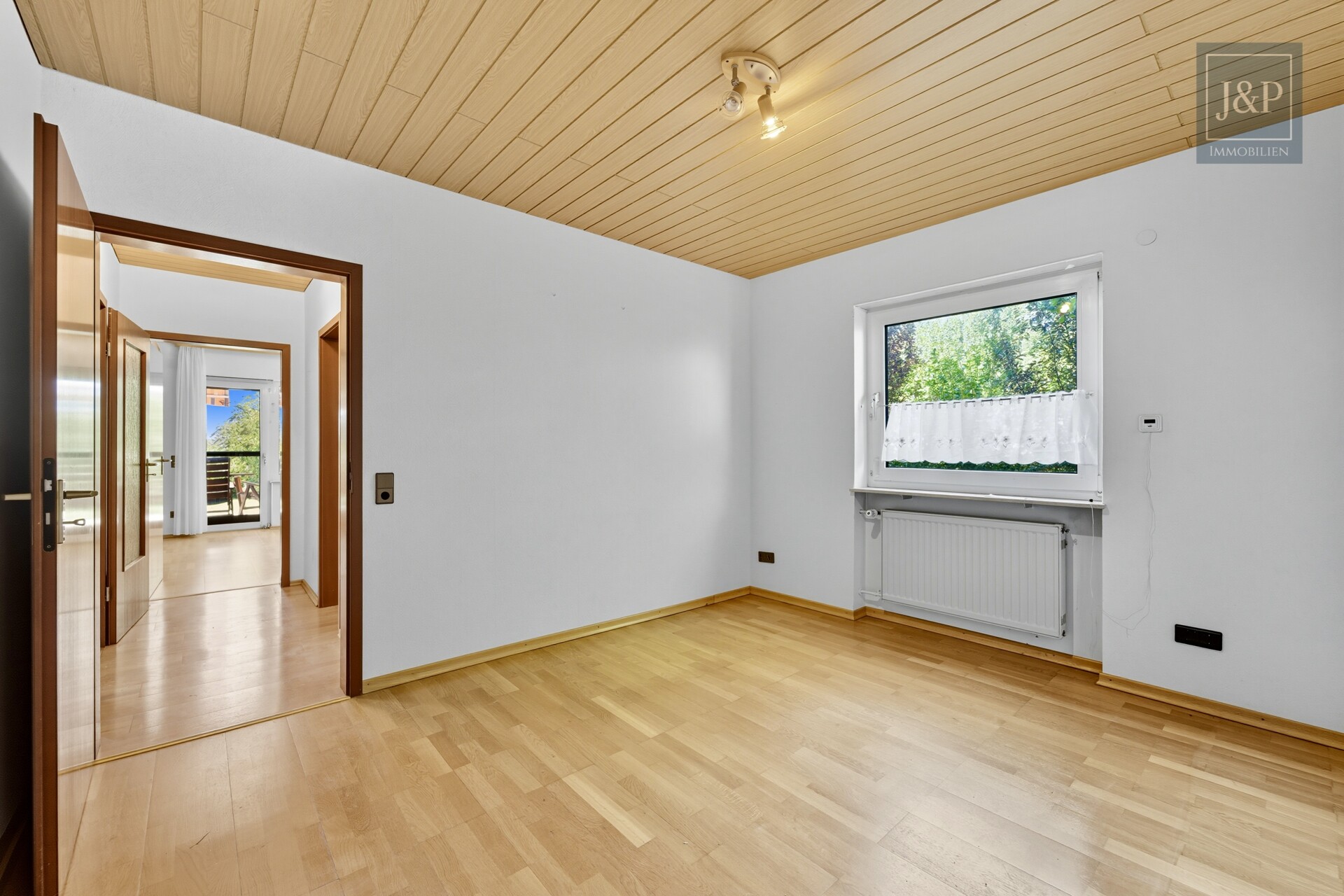 Renovierungsbedürftiges Einfamilienhaus mit 200 m² Wohnfläche, großem Garten & Feldrandlage - Schlafzimmer 2