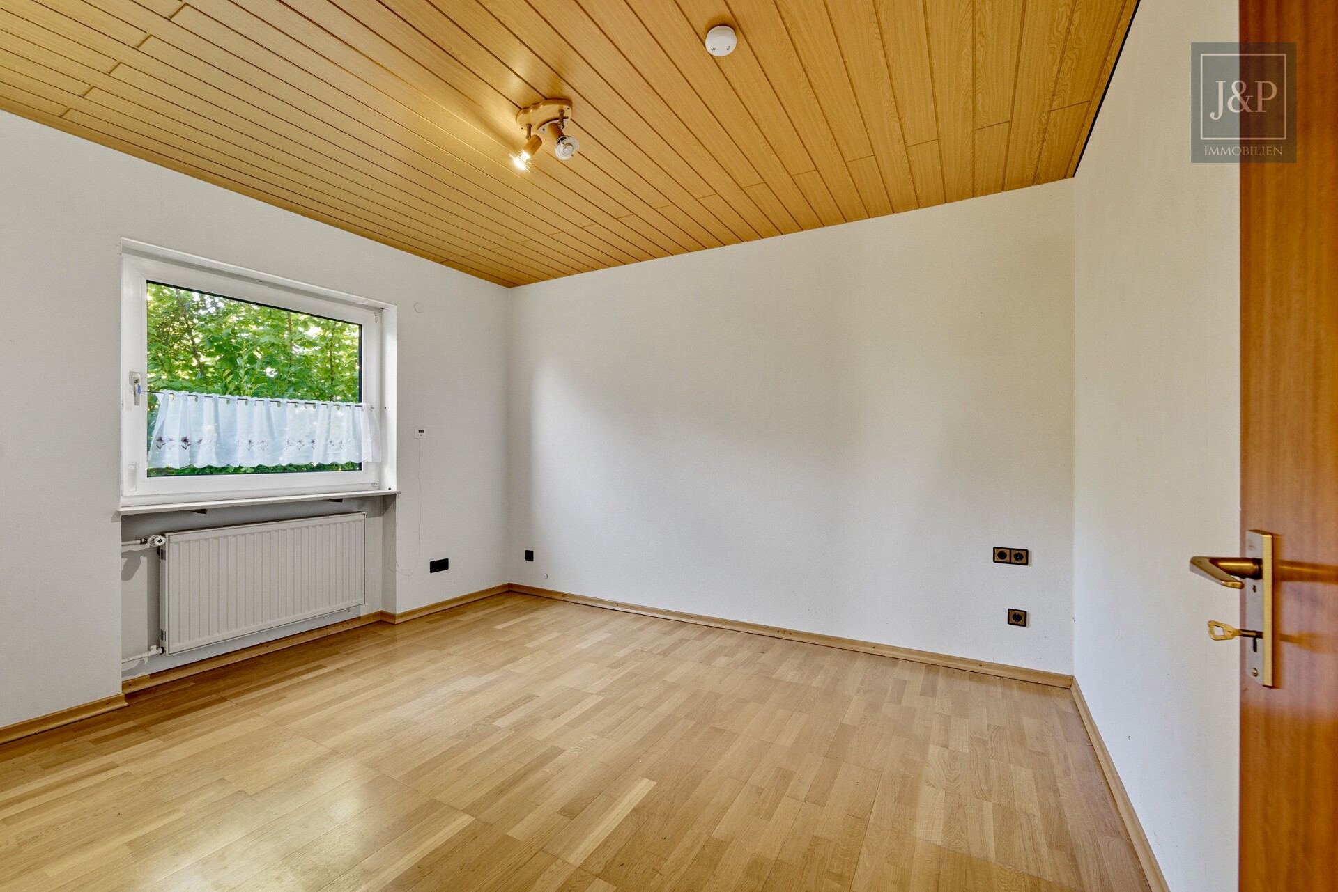 Renovierungsbedürftiges Einfamilienhaus mit 200 m² Wohnfläche, großem Garten & Feldrandlage - Schlafzimmer 2