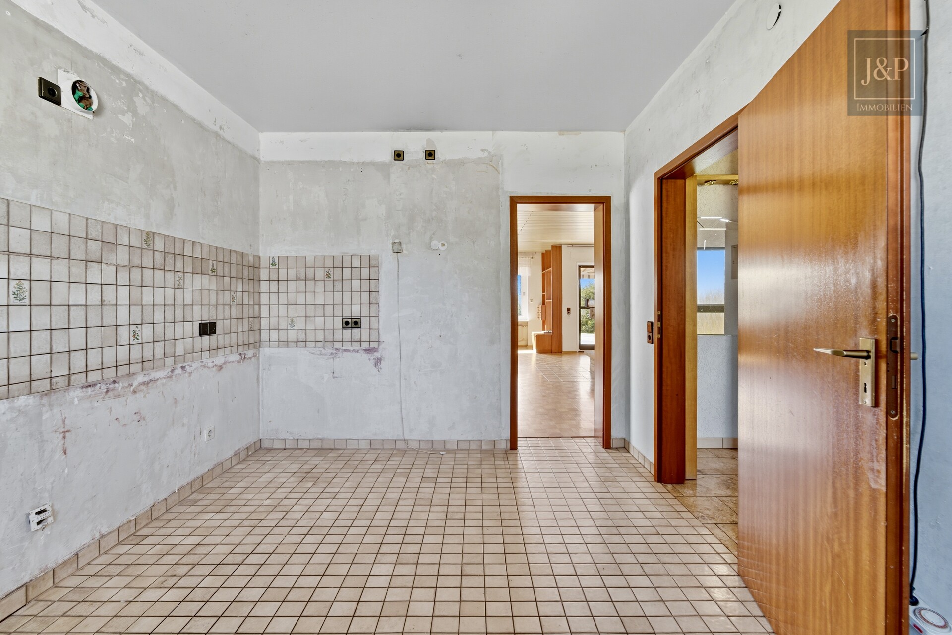 Renovierungsbedürftiges Einfamilienhaus mit 200 m² Wohnfläche, großem Garten & Feldrandlage - Küche