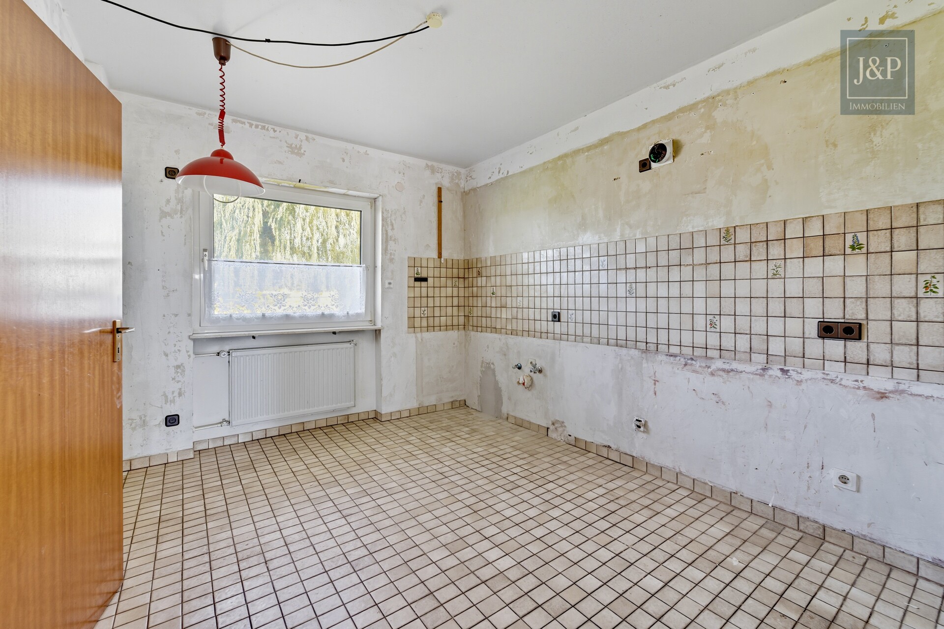 Renovierungsbedürftiges Einfamilienhaus mit 200 m² Wohnfläche, großem Garten & Feldrandlage - Küche