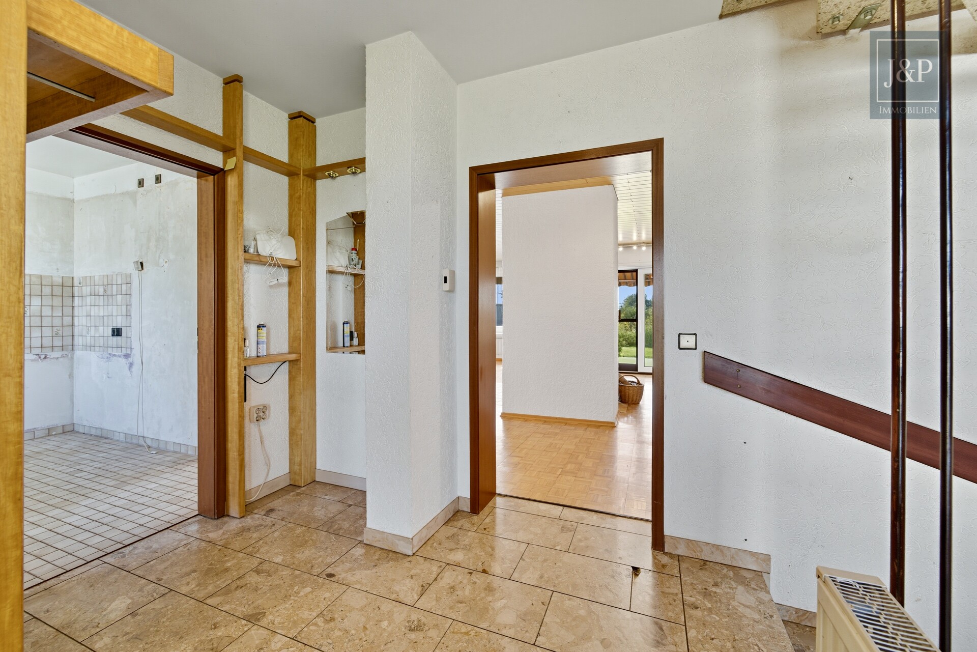 Renovierungsbedürftiges Einfamilienhaus mit 200 m² Wohnfläche, großem Garten & Feldrandlage - Flur