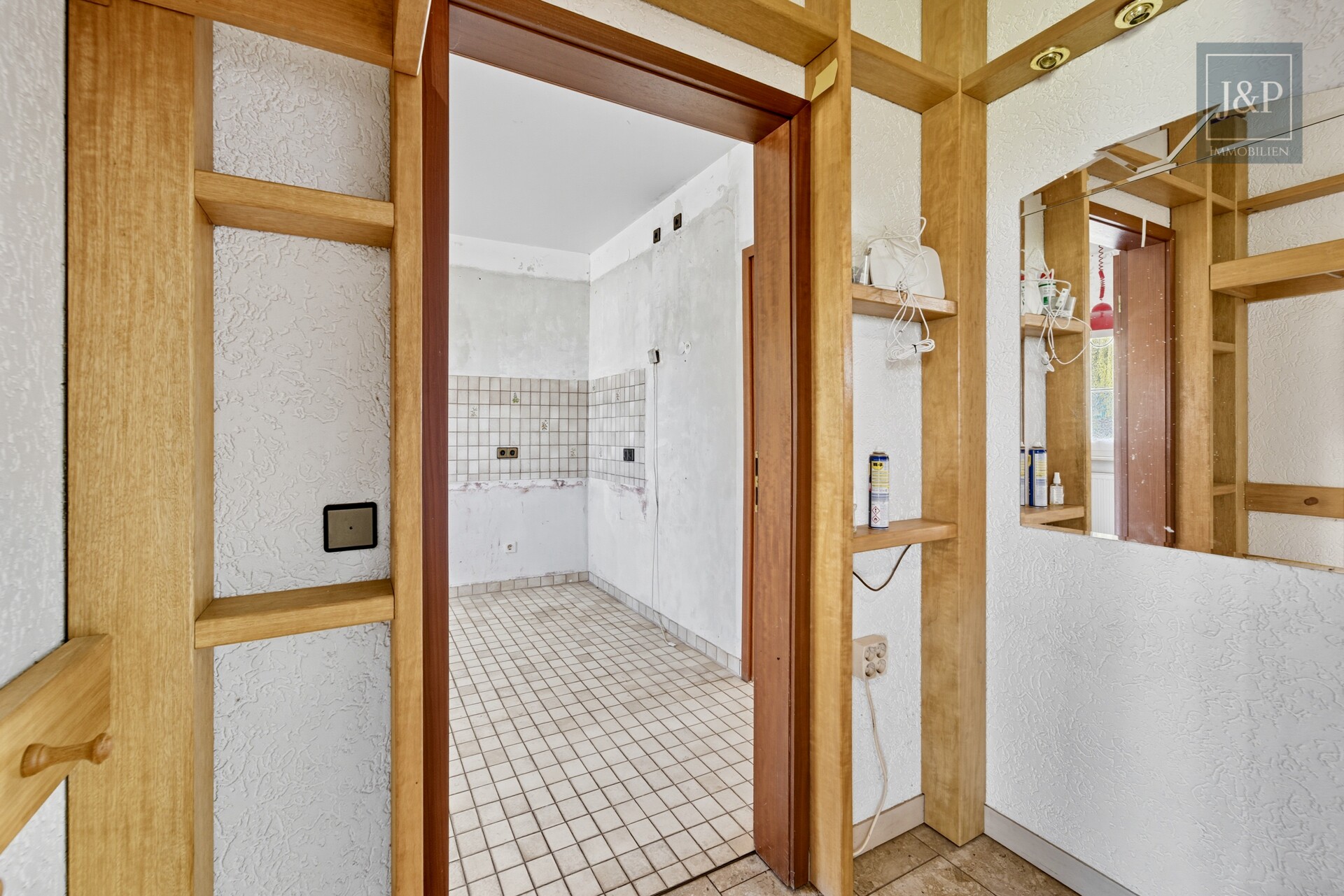 Renovierungsbedürftiges Einfamilienhaus mit 200 m² Wohnfläche, großem Garten & Feldrandlage - Flur