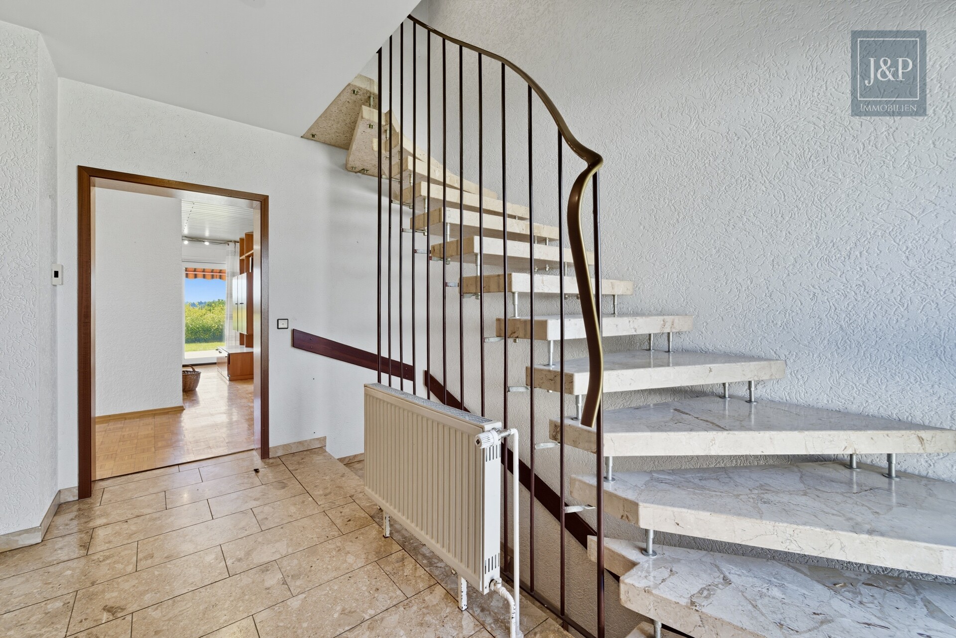 Renovierungsbedürftiges Einfamilienhaus mit 200 m² Wohnfläche, großem Garten & Feldrandlage - Treppenaufgang