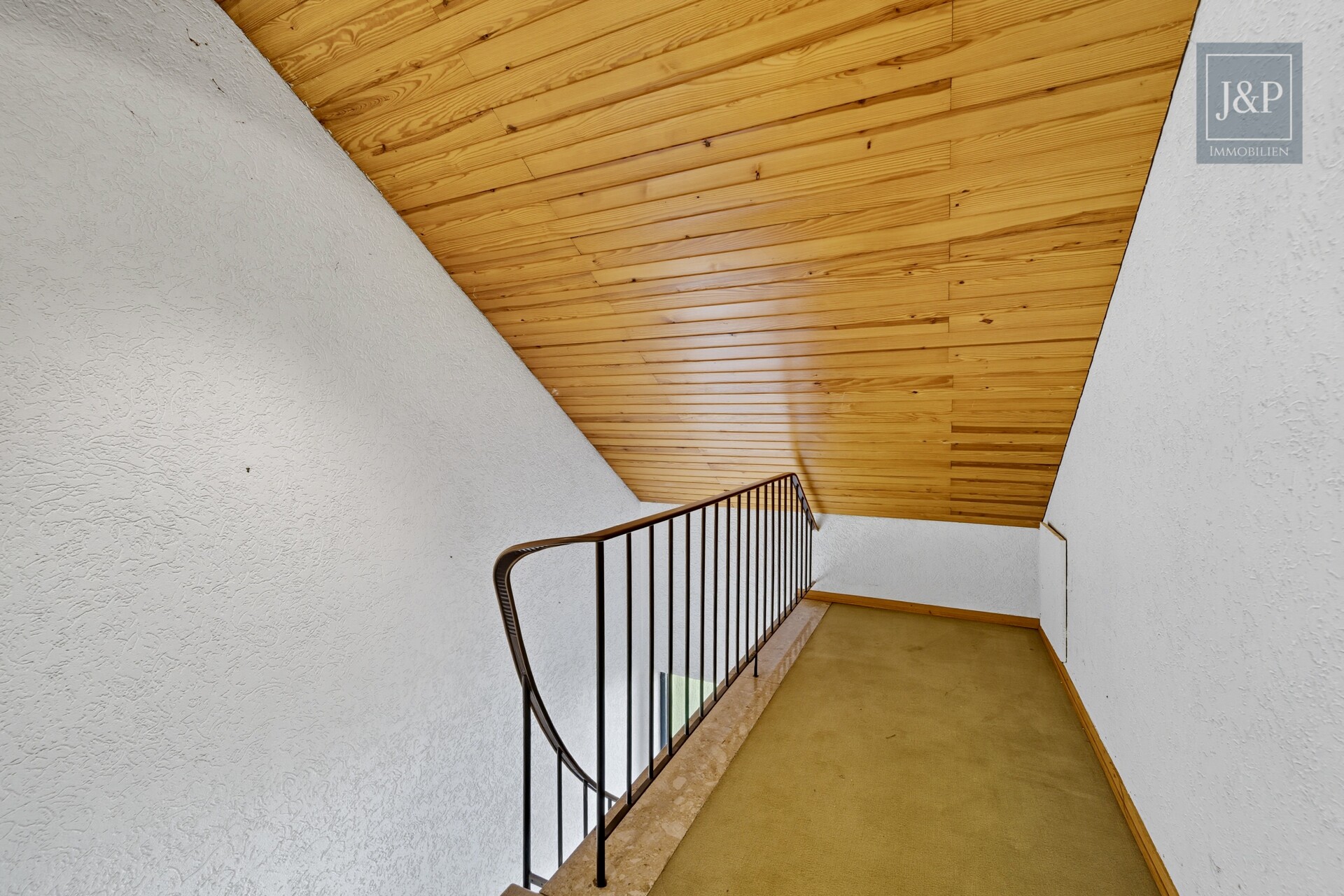 Renovierungsbedürftiges Einfamilienhaus mit 200 m² Wohnfläche, großem Garten & Feldrandlage - Flur 1.OG