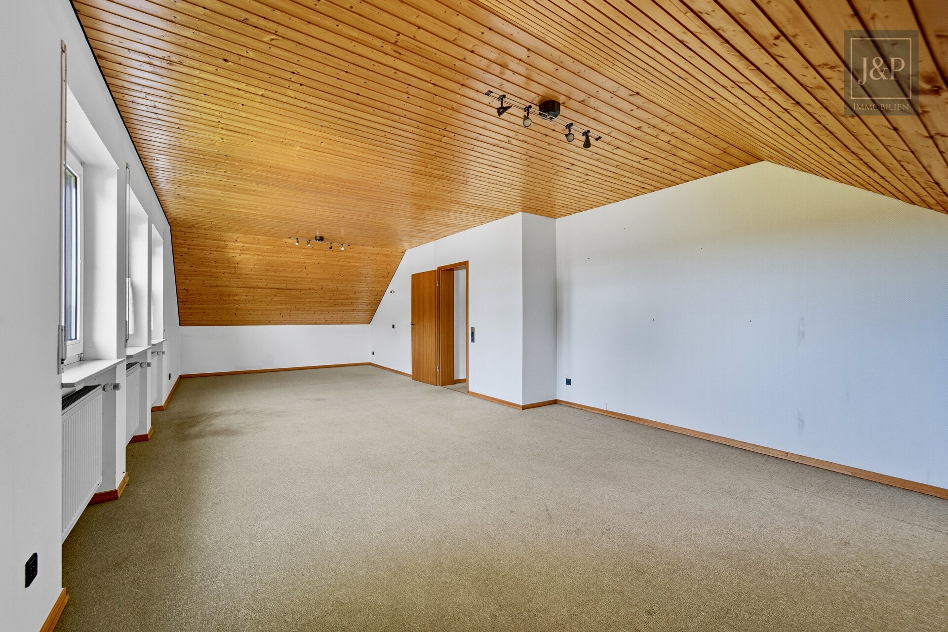 Renovierungsbedürftiges Einfamilienhaus mit 200 m² Wohnfläche, großem Garten & Feldrandlage - Schlafzimmer 3 1.OG