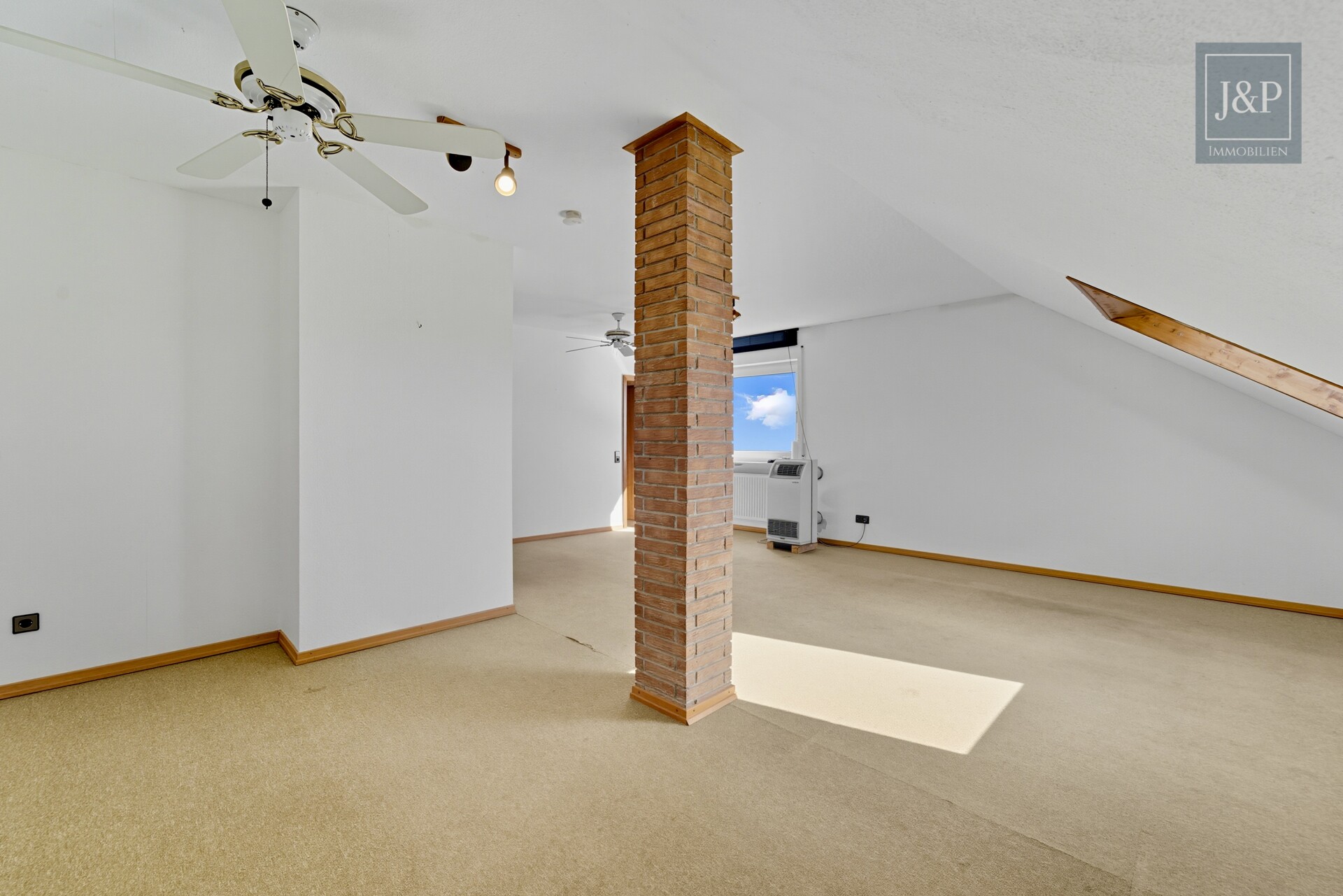 Renovierungsbedürftiges Einfamilienhaus mit 200 m² Wohnfläche, großem Garten & Feldrandlage - Schlafzimmer 4 1.OG