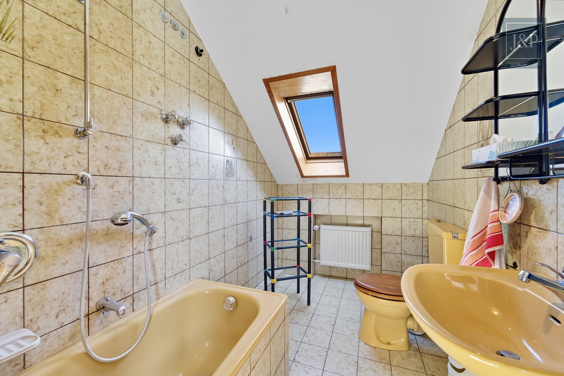 Renovierungsbedürftiges Einfamilienhaus mit 200 m² Wohnfläche, großem Garten & Feldrandlage - Badezimmer 2 1.OG