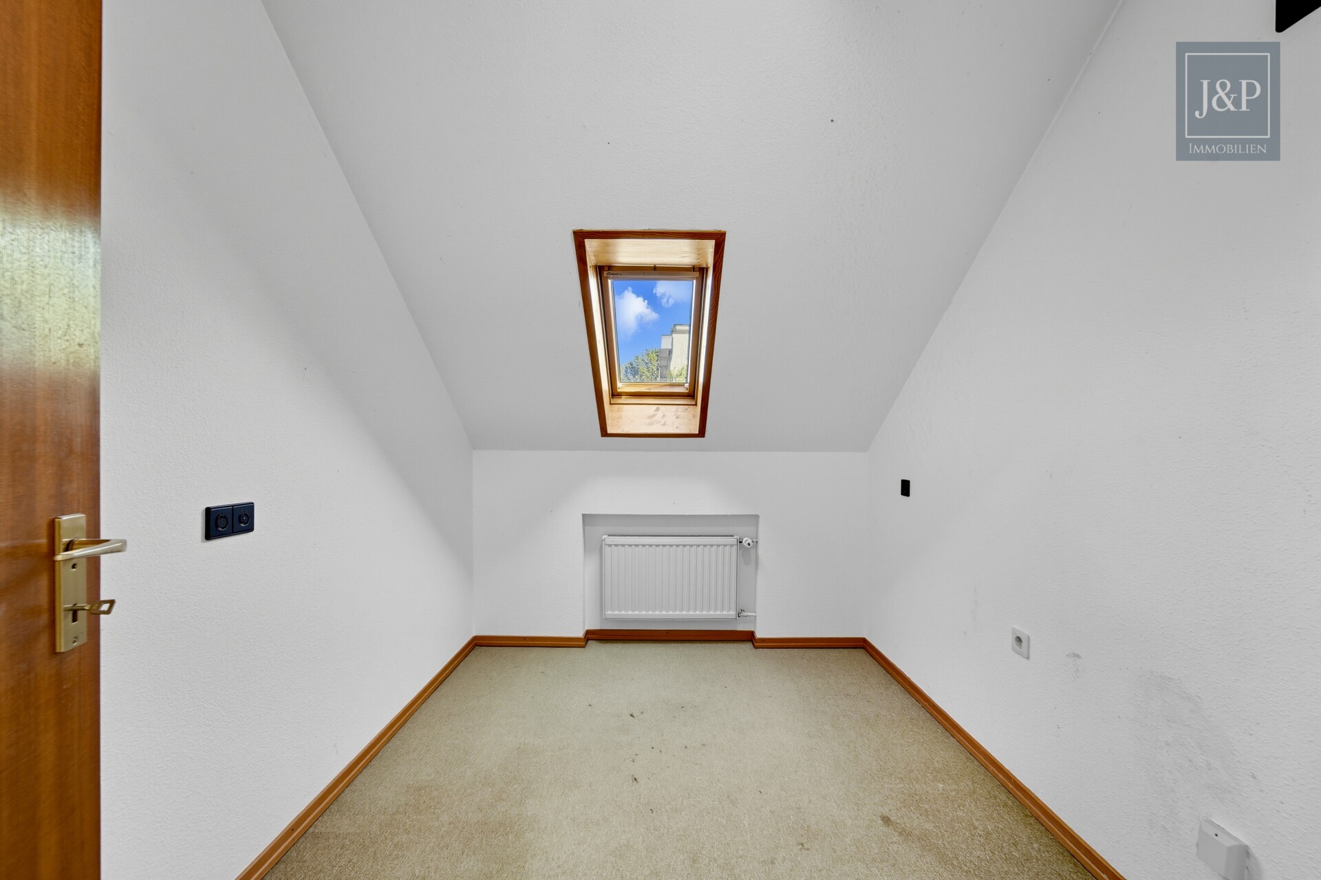 Renovierungsbedürftiges Einfamilienhaus mit 200 m² Wohnfläche, großem Garten & Feldrandlage - Ankleide 1.OG