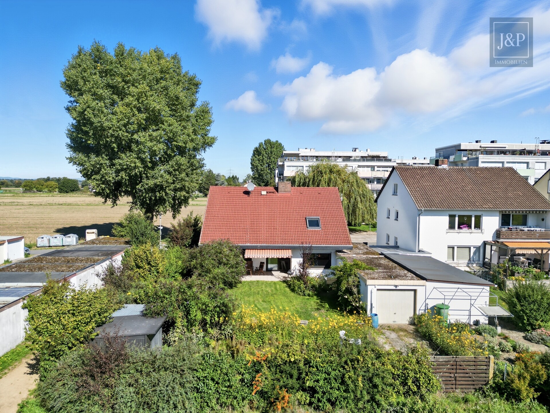 Renovierungsbedürftiges Einfamilienhaus mit 200 m² Wohnfläche, großem Garten & Feldrandlage - Ansicht 1