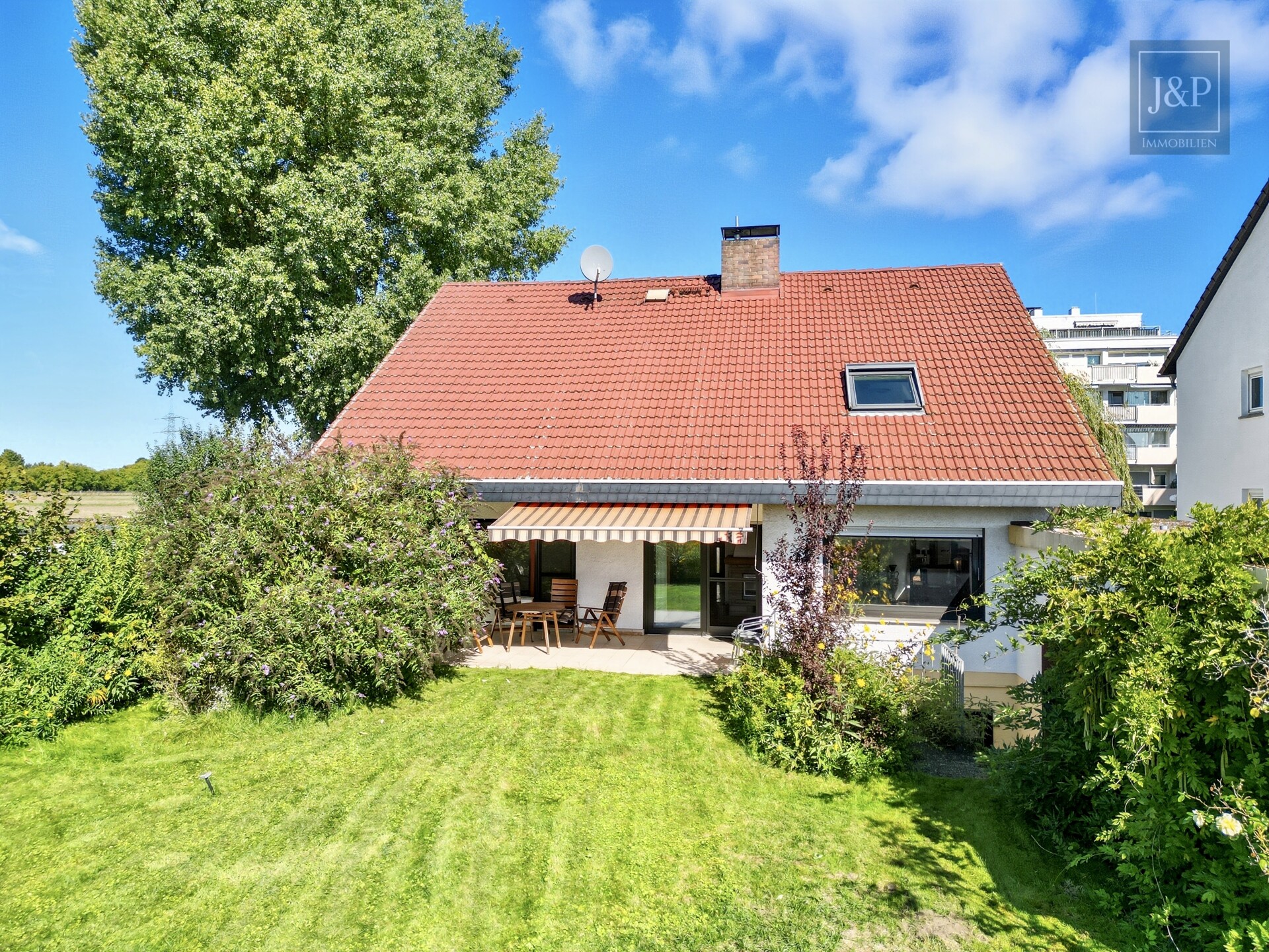 Renovierungsbedürftiges Einfamilienhaus mit 200 m² Wohnfläche, großem Garten & Feldrandlage - Ansicht 1