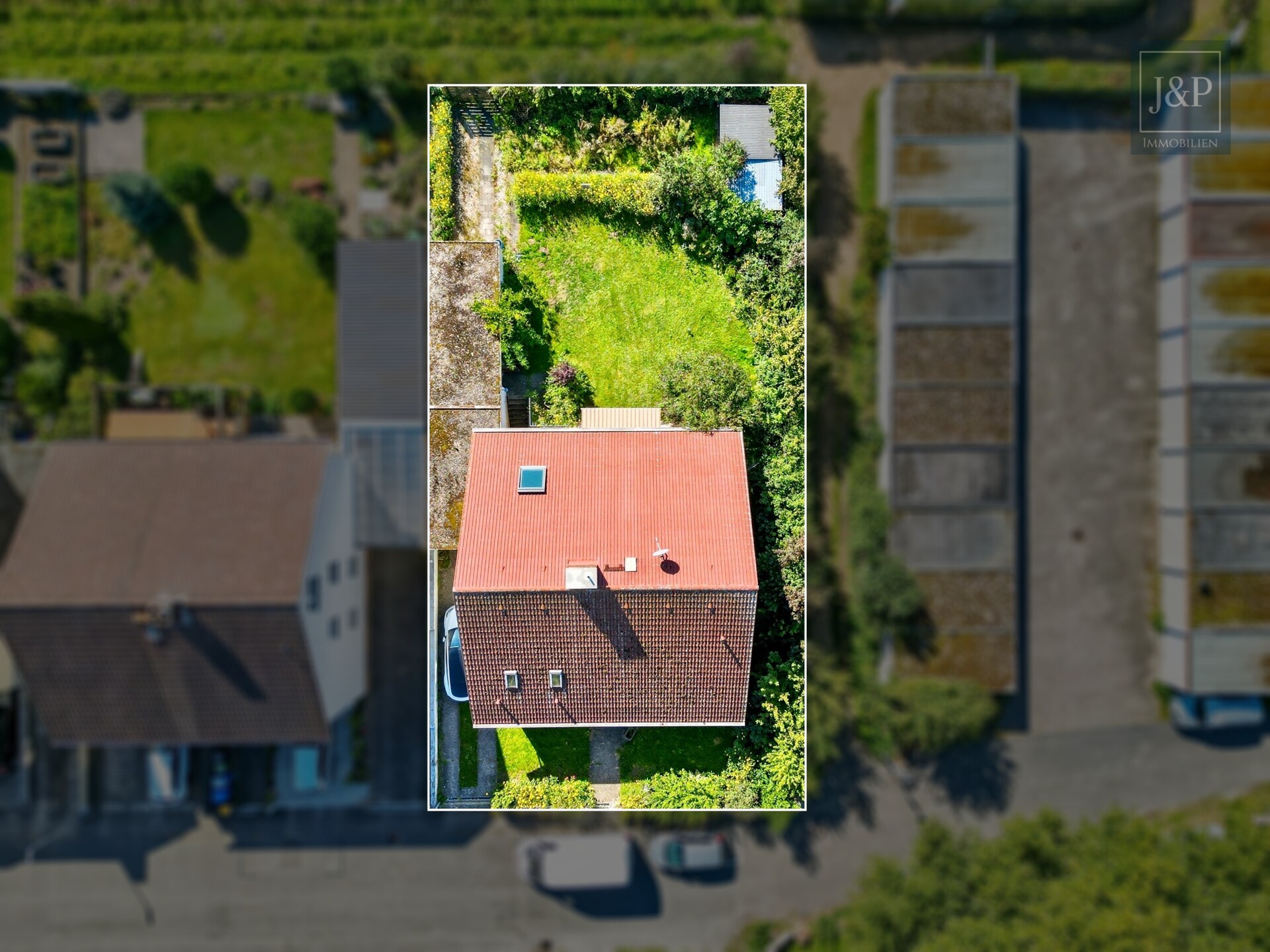 Renovierungsbedürftiges Einfamilienhaus mit 200 m² Wohnfläche, großem Garten & Feldrandlage - Grundstück