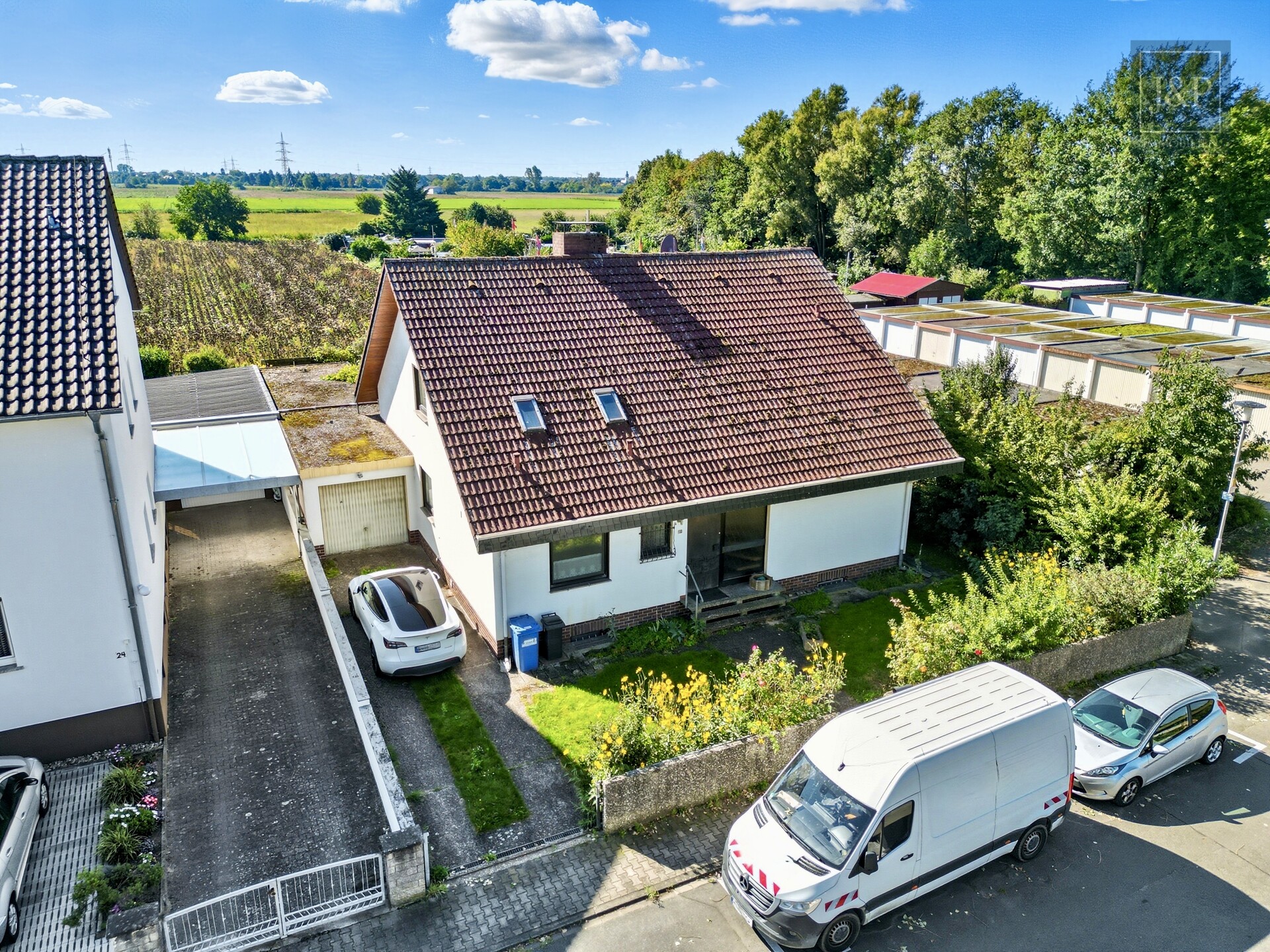 Renovierungsbedürftiges Einfamilienhaus mit 200 m² Wohnfläche, großem Garten & Feldrandlage - Ansicht 2