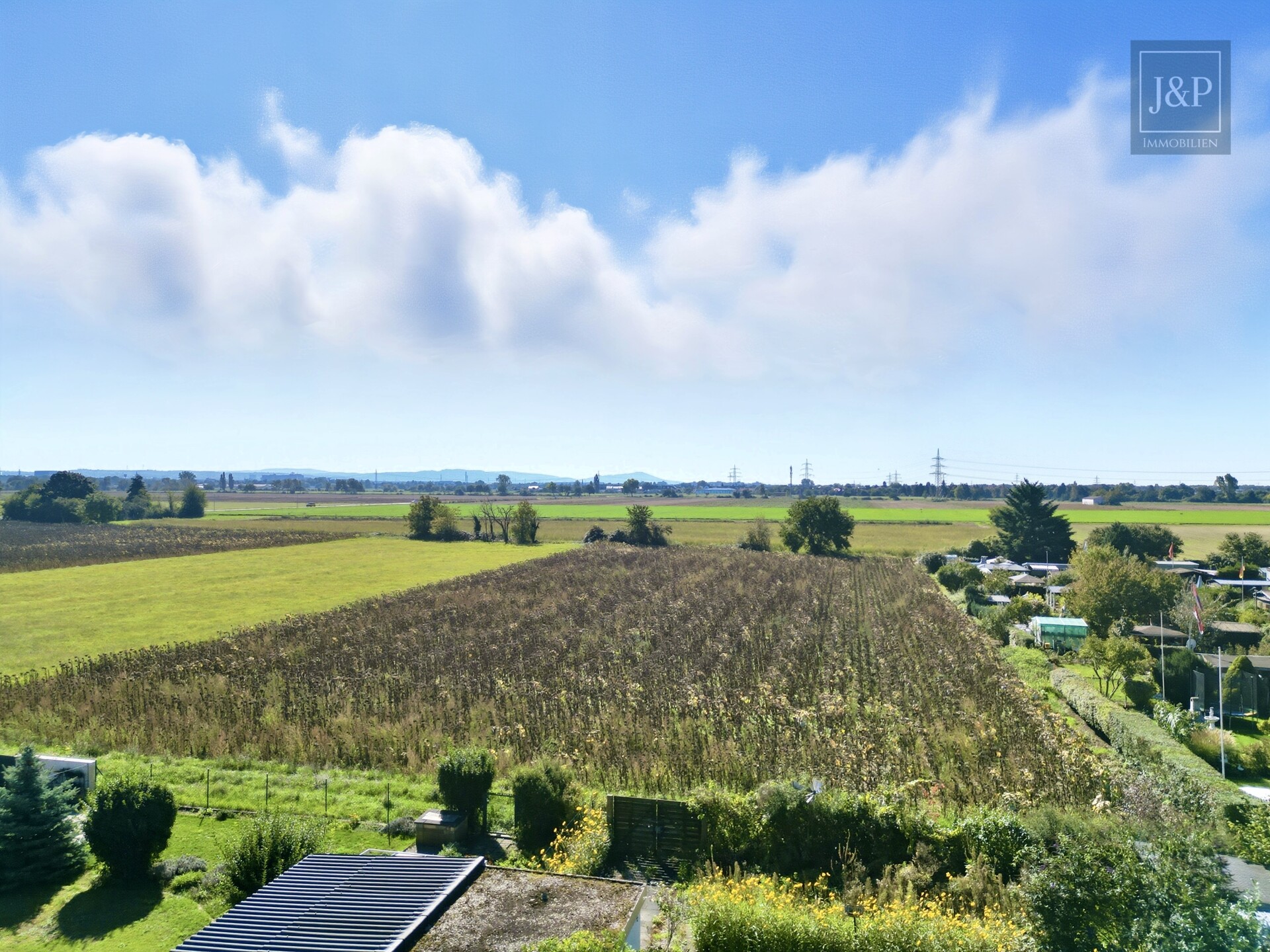 Renovierungsbedürftiges Einfamilienhaus mit 200 m² Wohnfläche, großem Garten & Feldrandlage - Ausblick