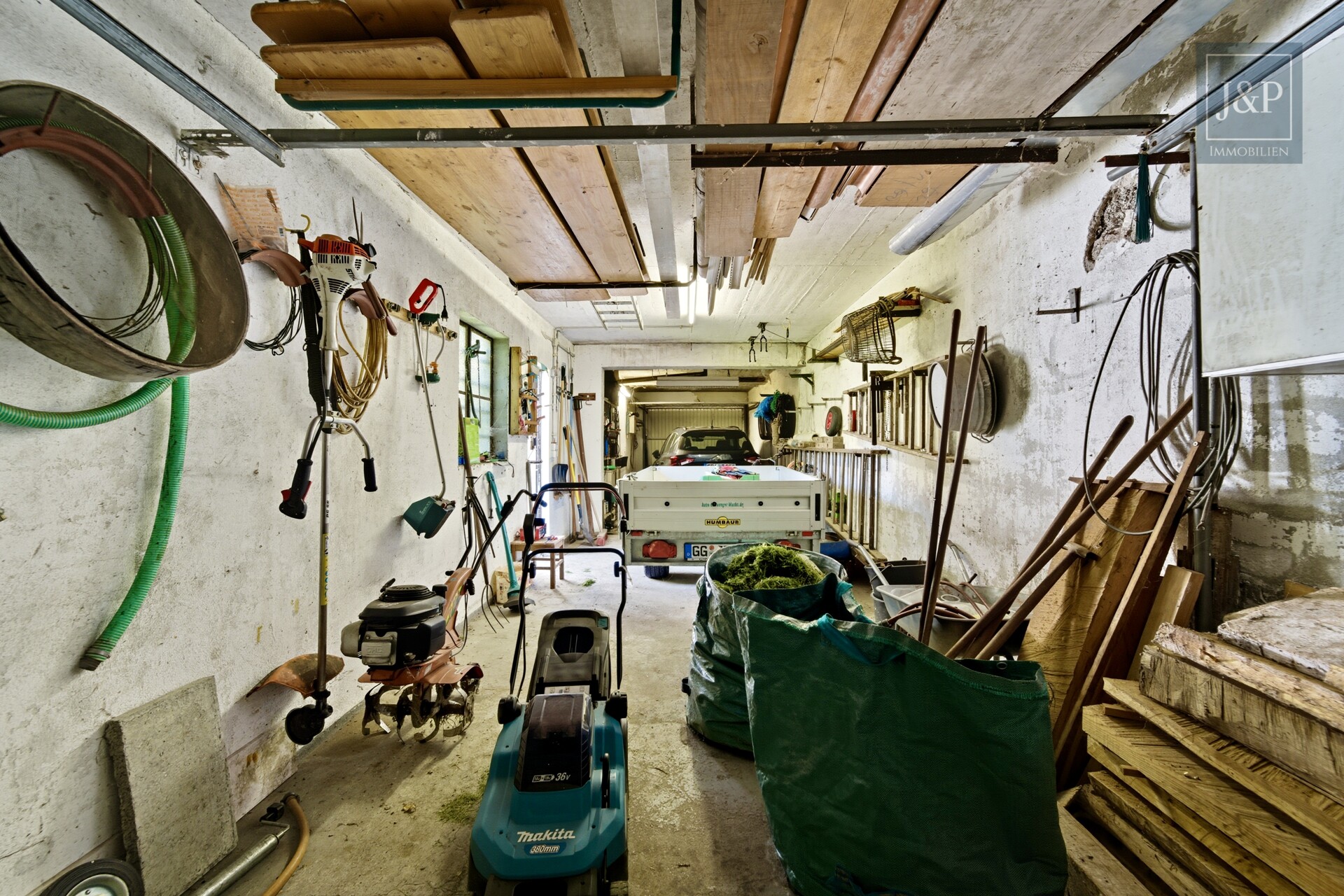 Renovierungsbedürftiges Einfamilienhaus mit 200 m² Wohnfläche, großem Garten & Feldrandlage - Garage