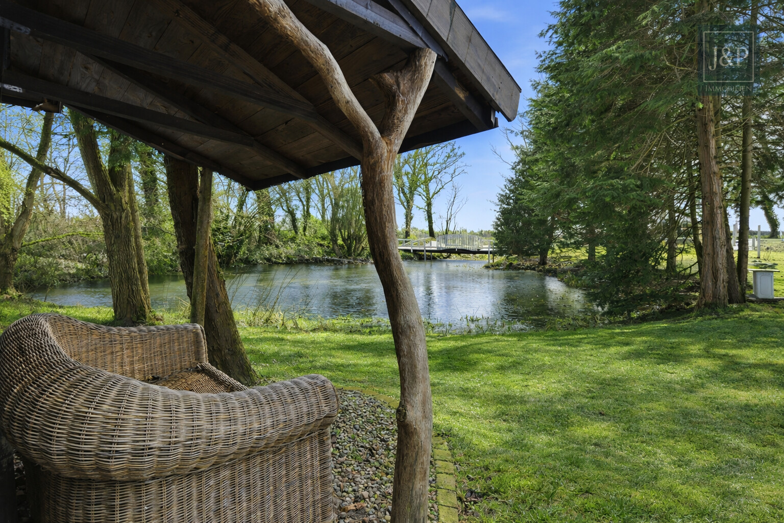 Einmaliges Anwesen inkl. Weidefläche, Renditewohnungen & Pools - Holzhütte am See
