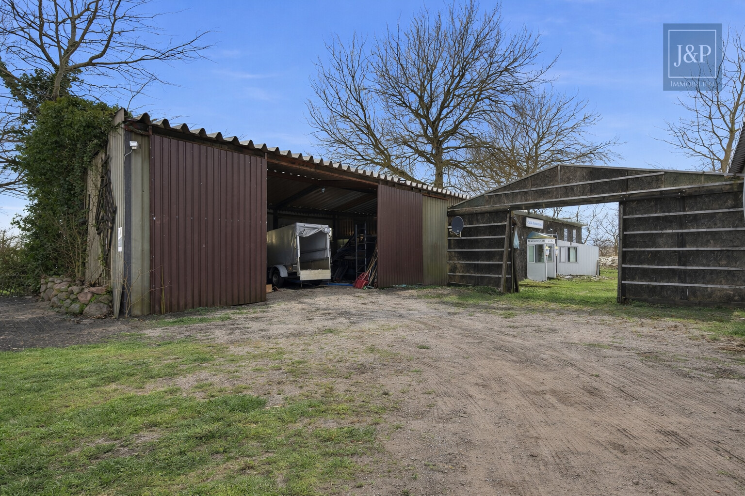Einmaliges Anwesen inkl. Weidefläche, Renditewohnungen & Pools - Hof & Halle