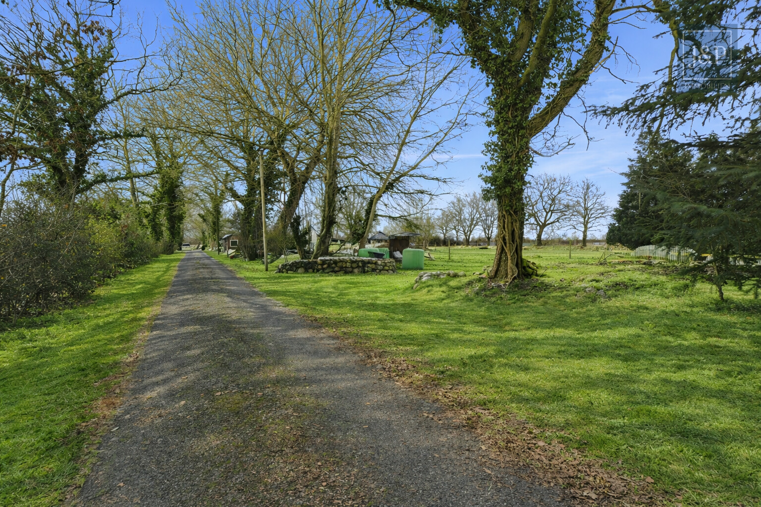 Einmaliges Anwesen inkl. Weidefläche, Renditewohnungen & Pools - Zufahrt