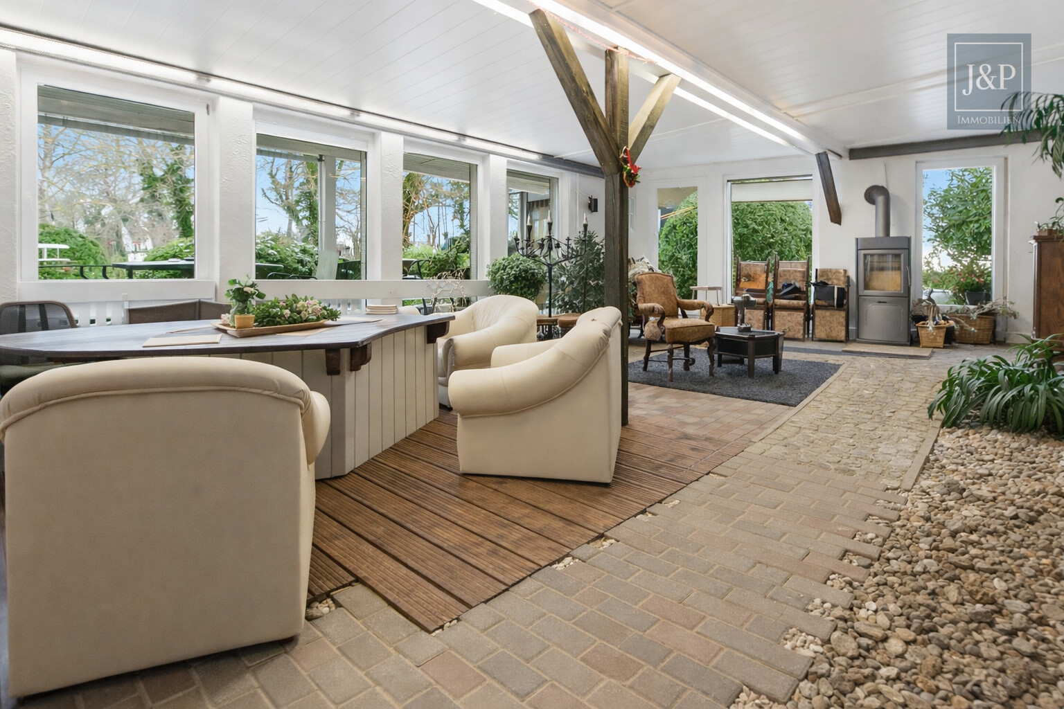 Einmaliges Anwesen inkl. Weidefläche, Renditewohnungen & Pools - Wintergarten