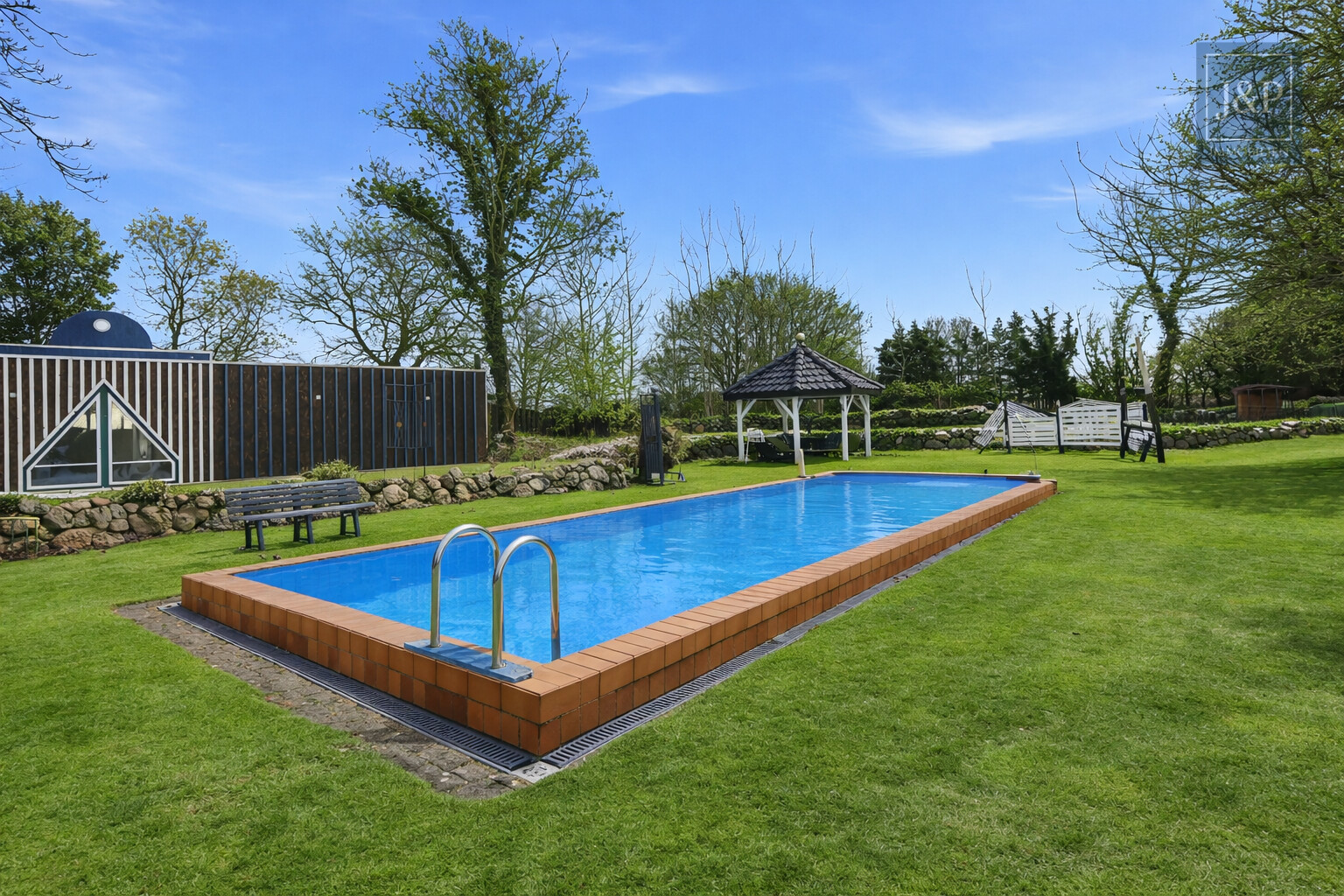 Einmaliges Anwesen inkl. Weidefläche, Renditewohnungen & Pools - Pool Outdoor