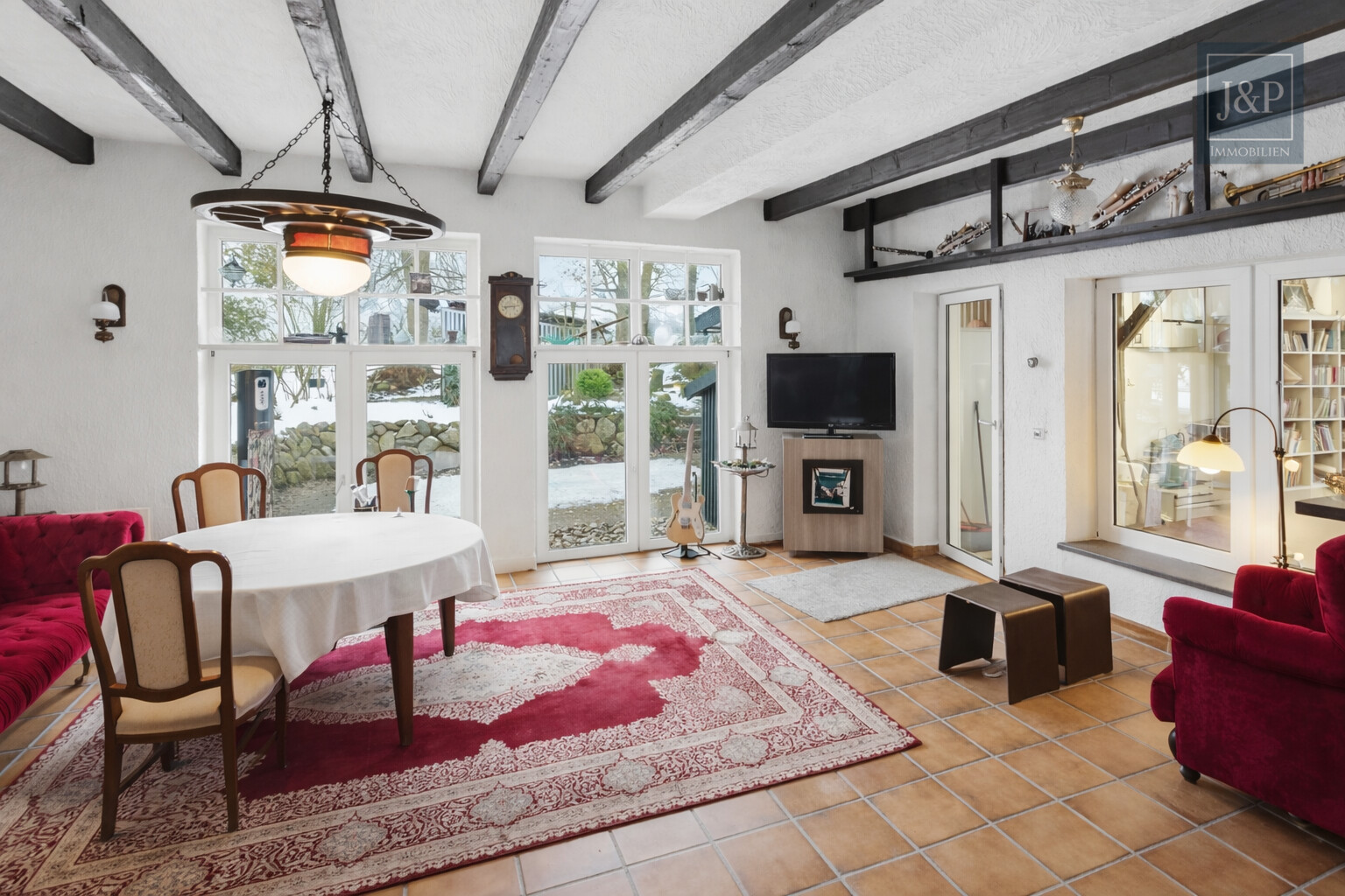 Einmaliges Anwesen inkl. Weidefläche, Renditewohnungen & Pools - Wohnzimmer