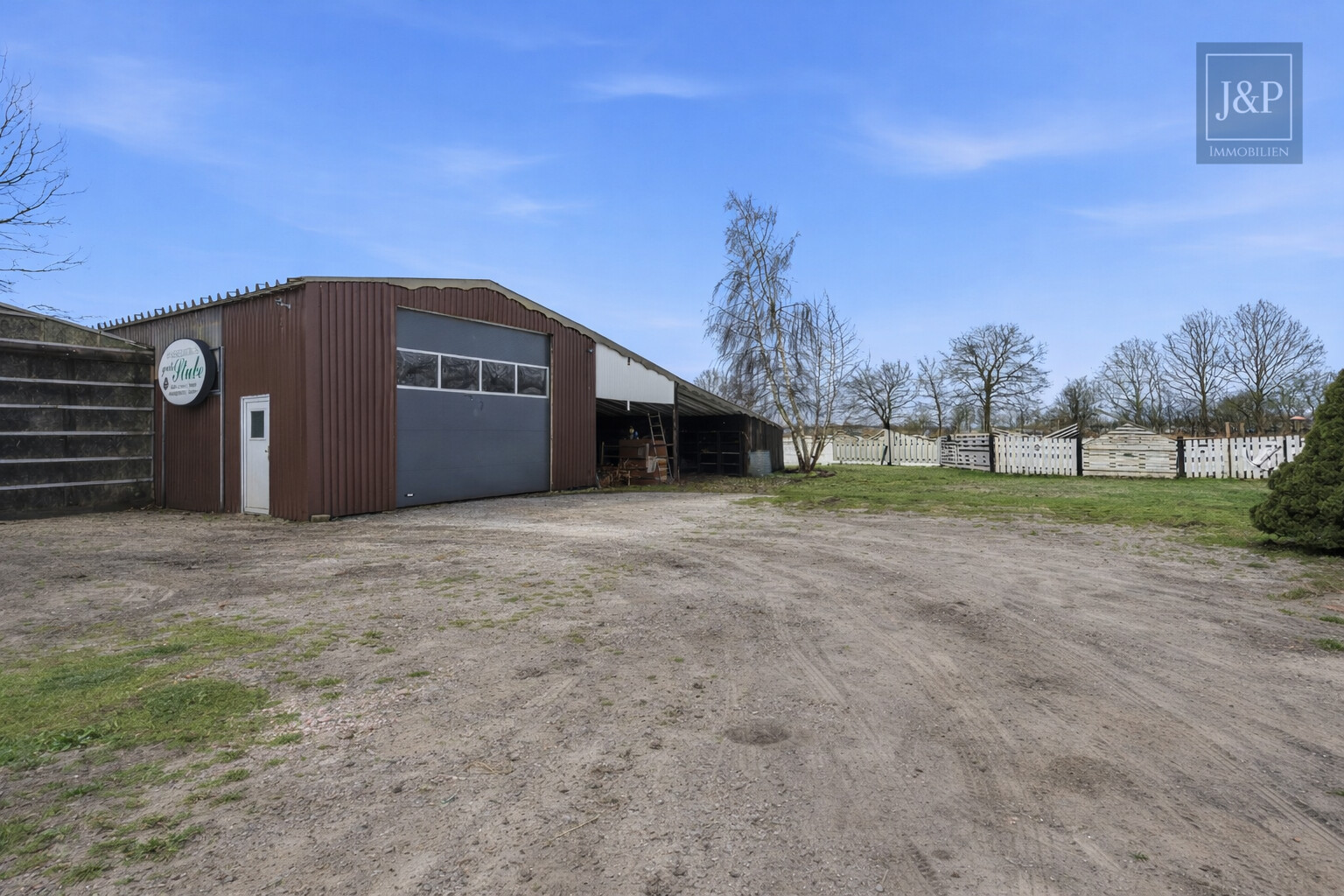 Einmaliges Anwesen inkl. Weidefläche, Renditewohnungen & Pools - Hof & Halle
