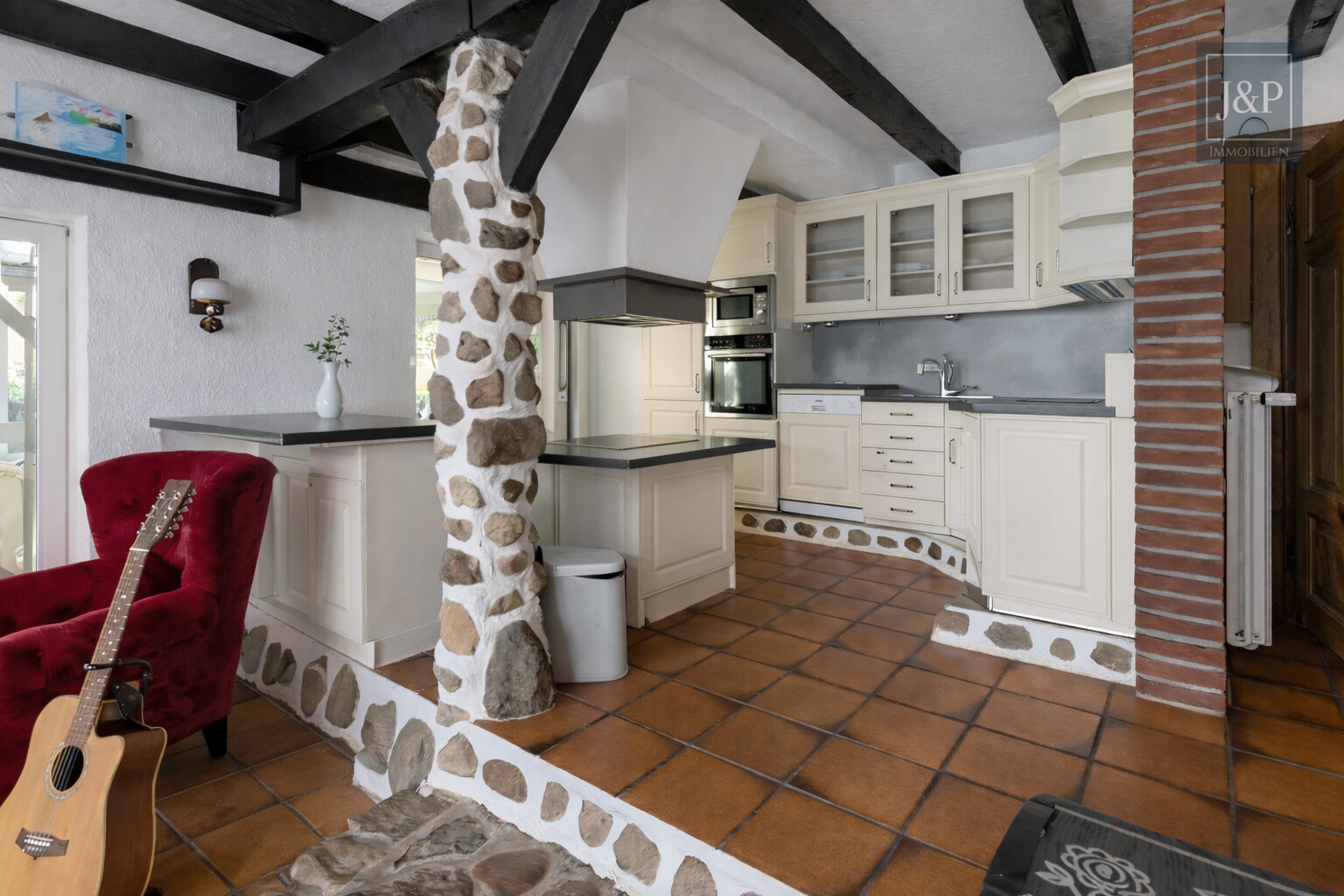 Einmaliges Anwesen inkl. Weidefläche, Renditewohnungen & Pools - Küche