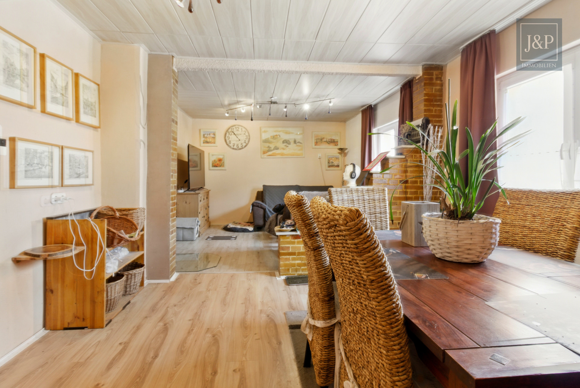 Modernisiertes EFH mit weitläufiger Außenanlage in idyllischer Lage - Esszimmer