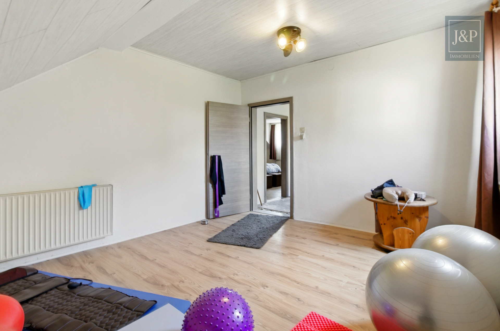 Modernisiertes EFH mit weitläufiger Außenanlage in idyllischer Lage - Schlafzimmer 1