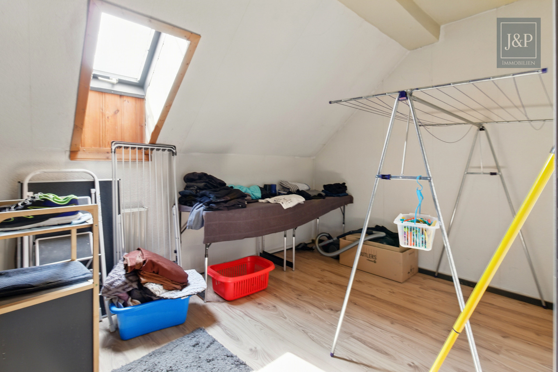 Modernisiertes EFH mit weitläufiger Außenanlage in idyllischer Lage - Schlafzimmer 2