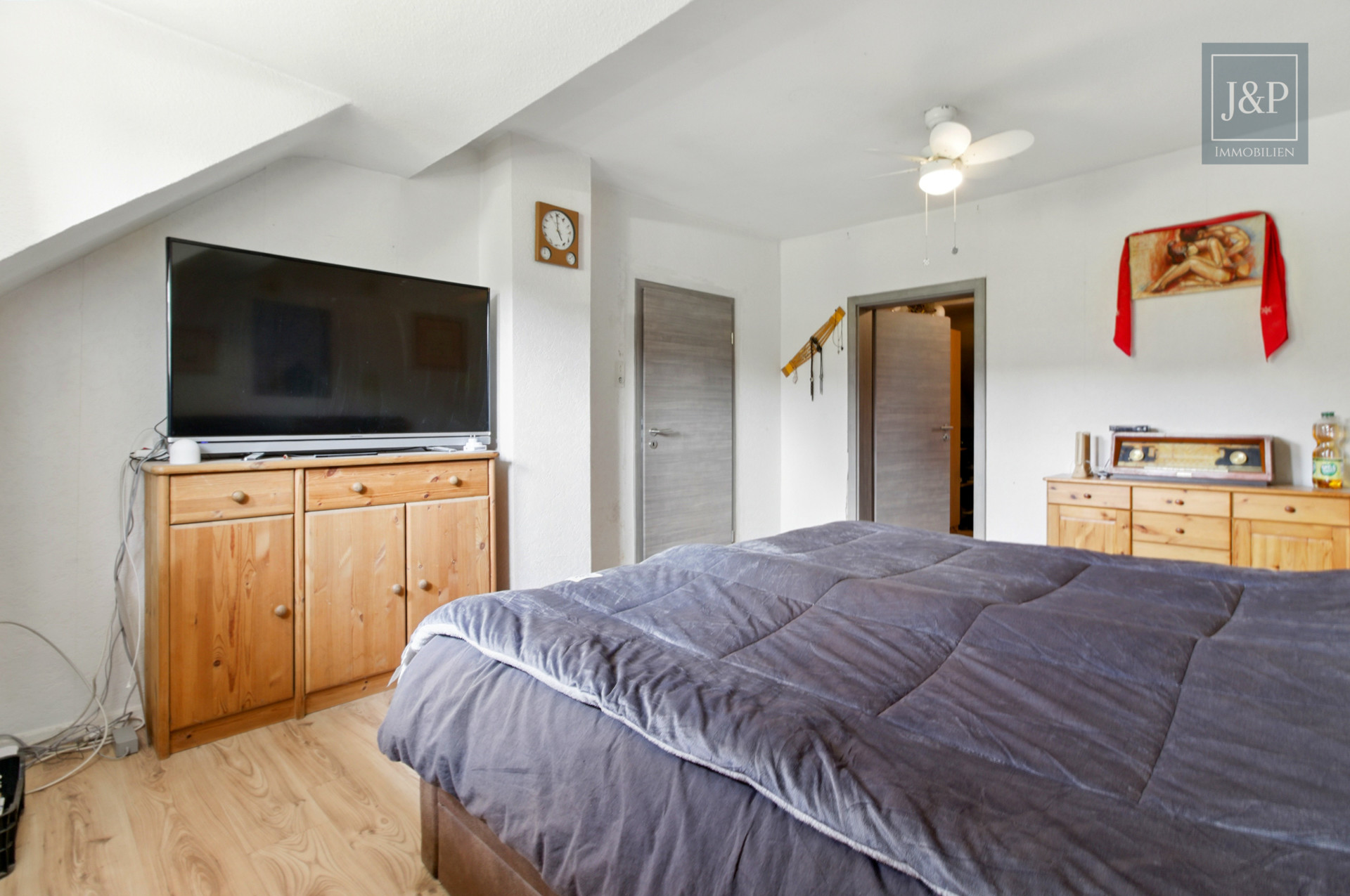 Modernisiertes EFH mit weitläufiger Außenanlage in idyllischer Lage - Schlafzimmer 3
