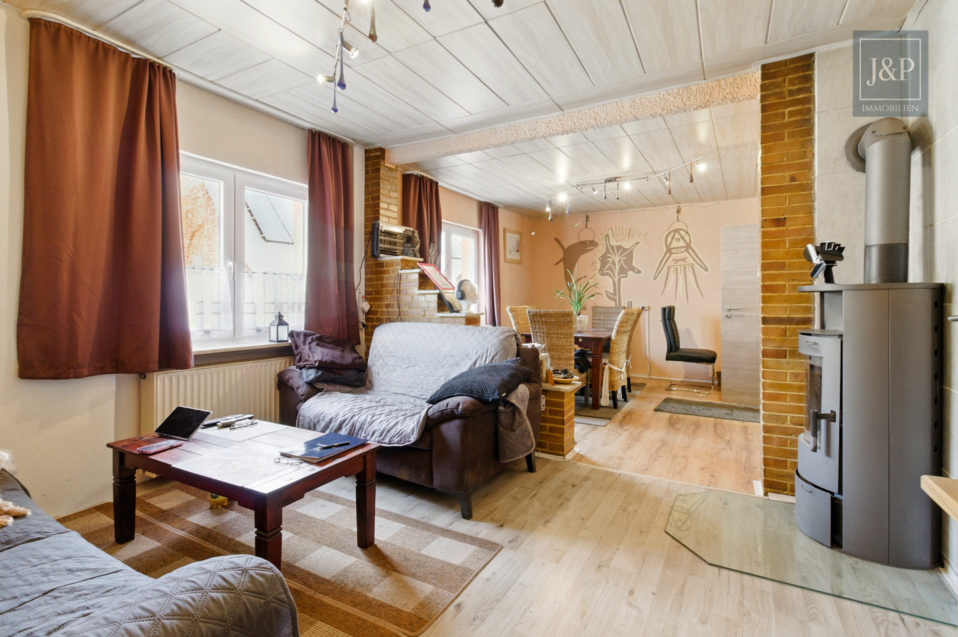 Modernisiertes EFH mit weitläufiger Außenanlage in idyllischer Lage - Wohnzimmer