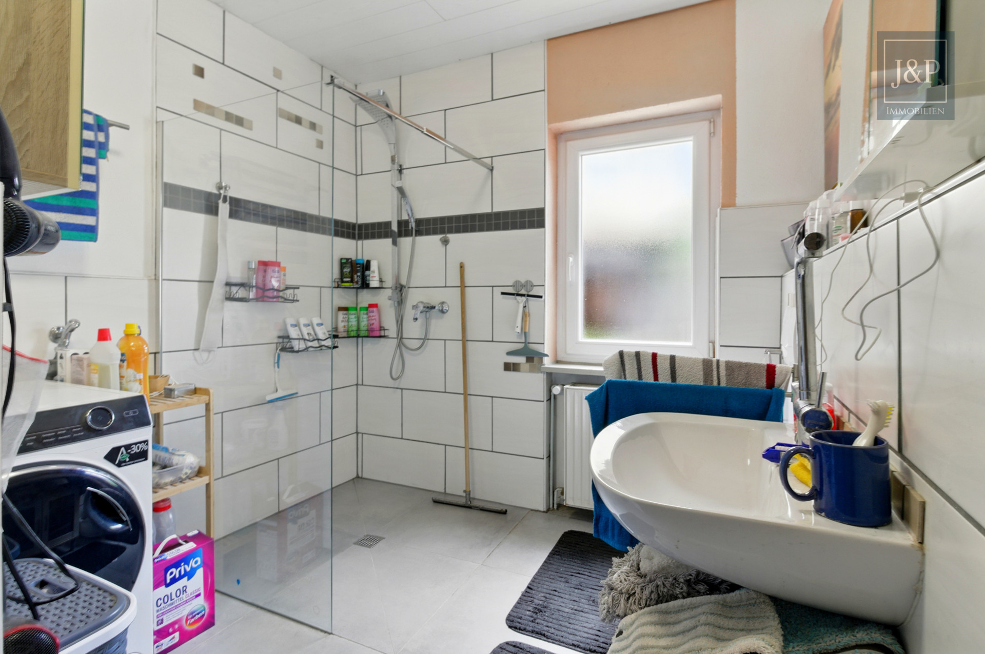 Modernisiertes EFH mit weitläufiger Außenanlage in idyllischer Lage - Badezimmer