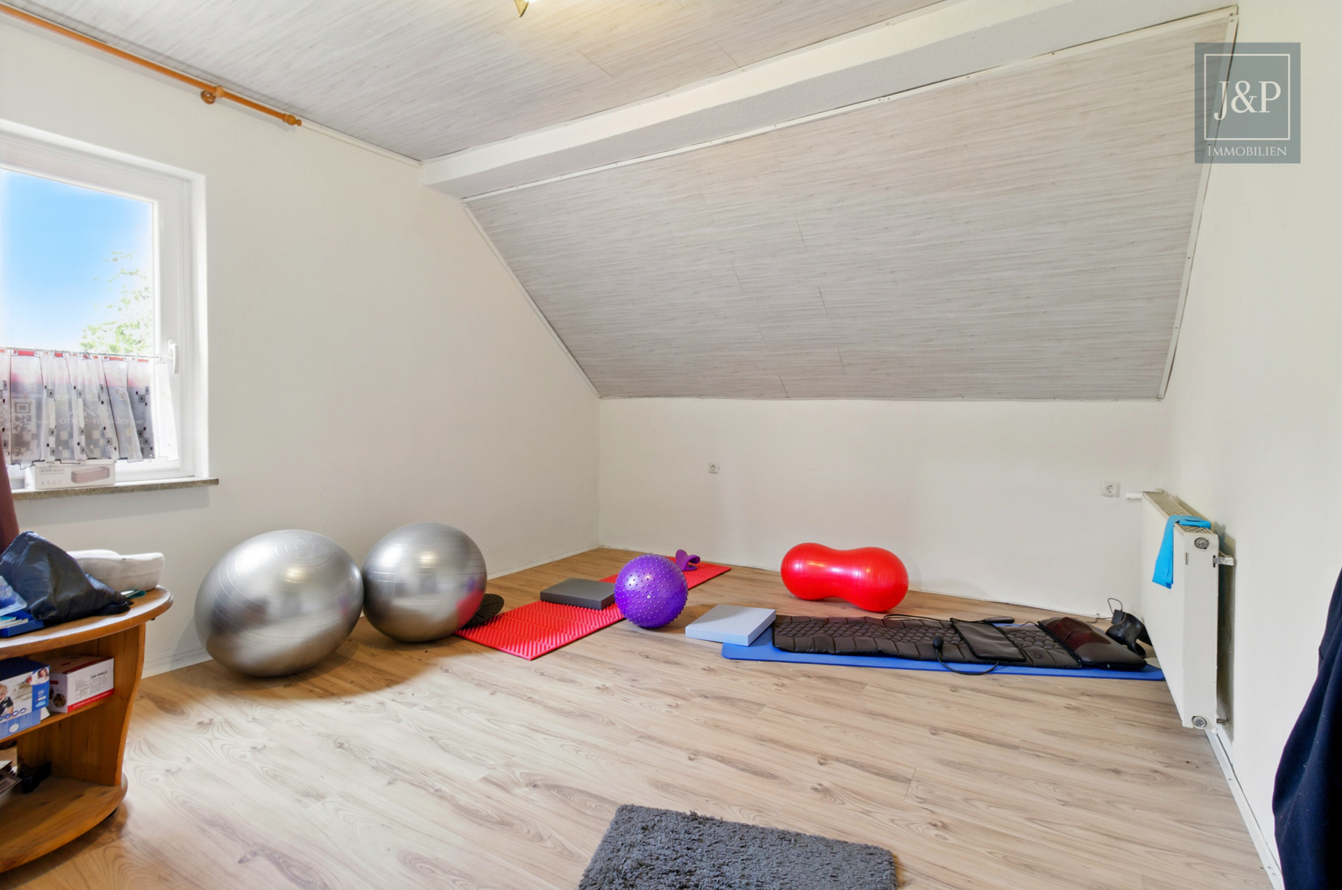 Modernisiertes EFH mit weitläufiger Außenanlage in idyllischer Lage - Schlafzimmer 1