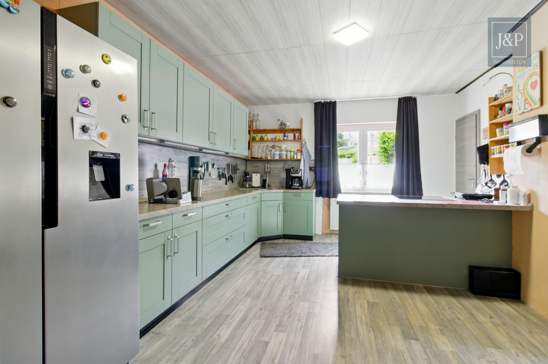 Modernisiertes EFH mit weitläufiger Außenanlage in idyllischer Lage - Küche