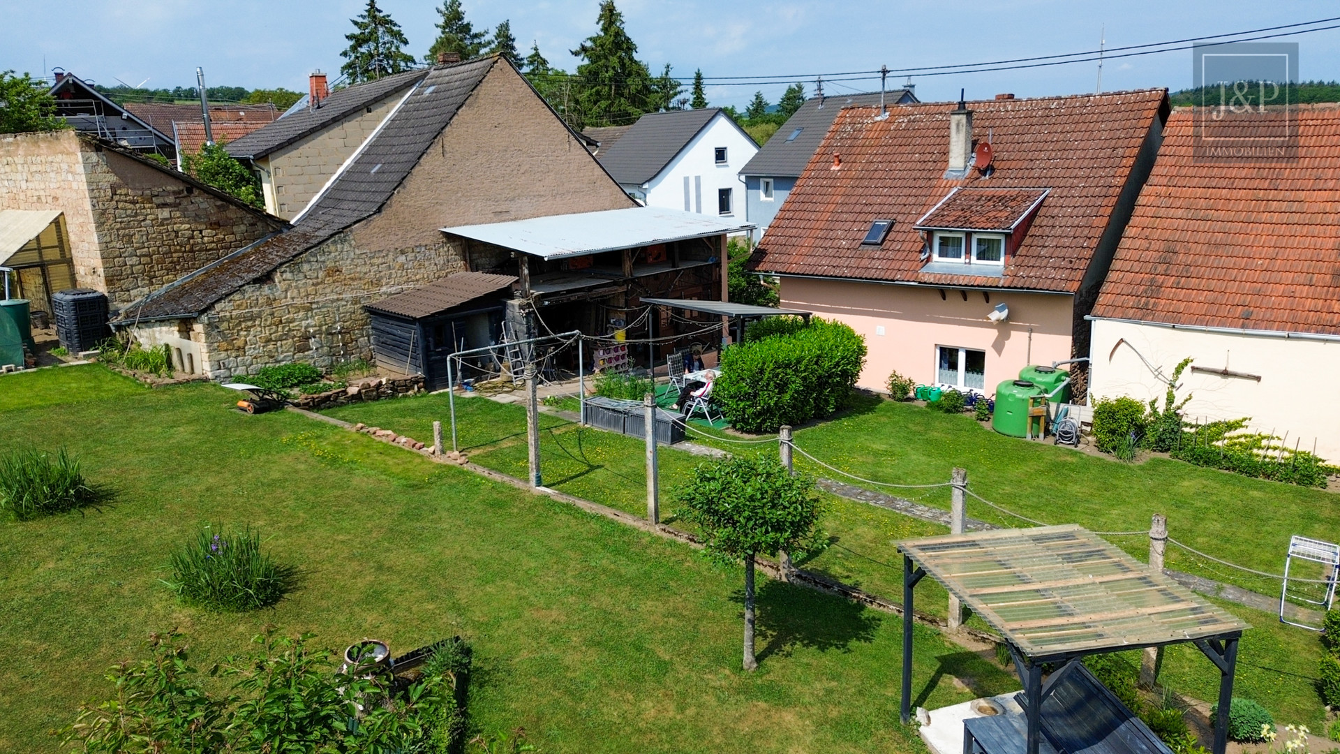 Modernisiertes EFH mit weitläufiger Außenanlage in idyllischer Lage - Gartenansicht rechts