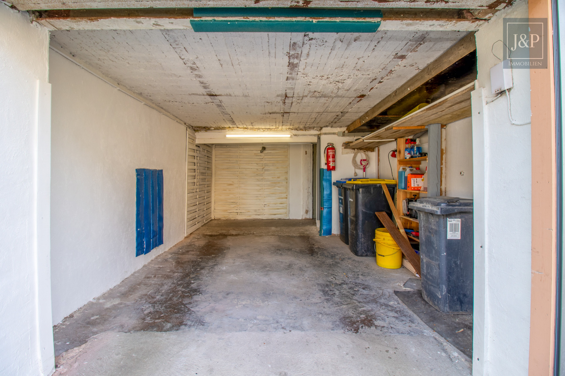Modernisiertes EFH mit weitläufiger Außenanlage in idyllischer Lage - Garage