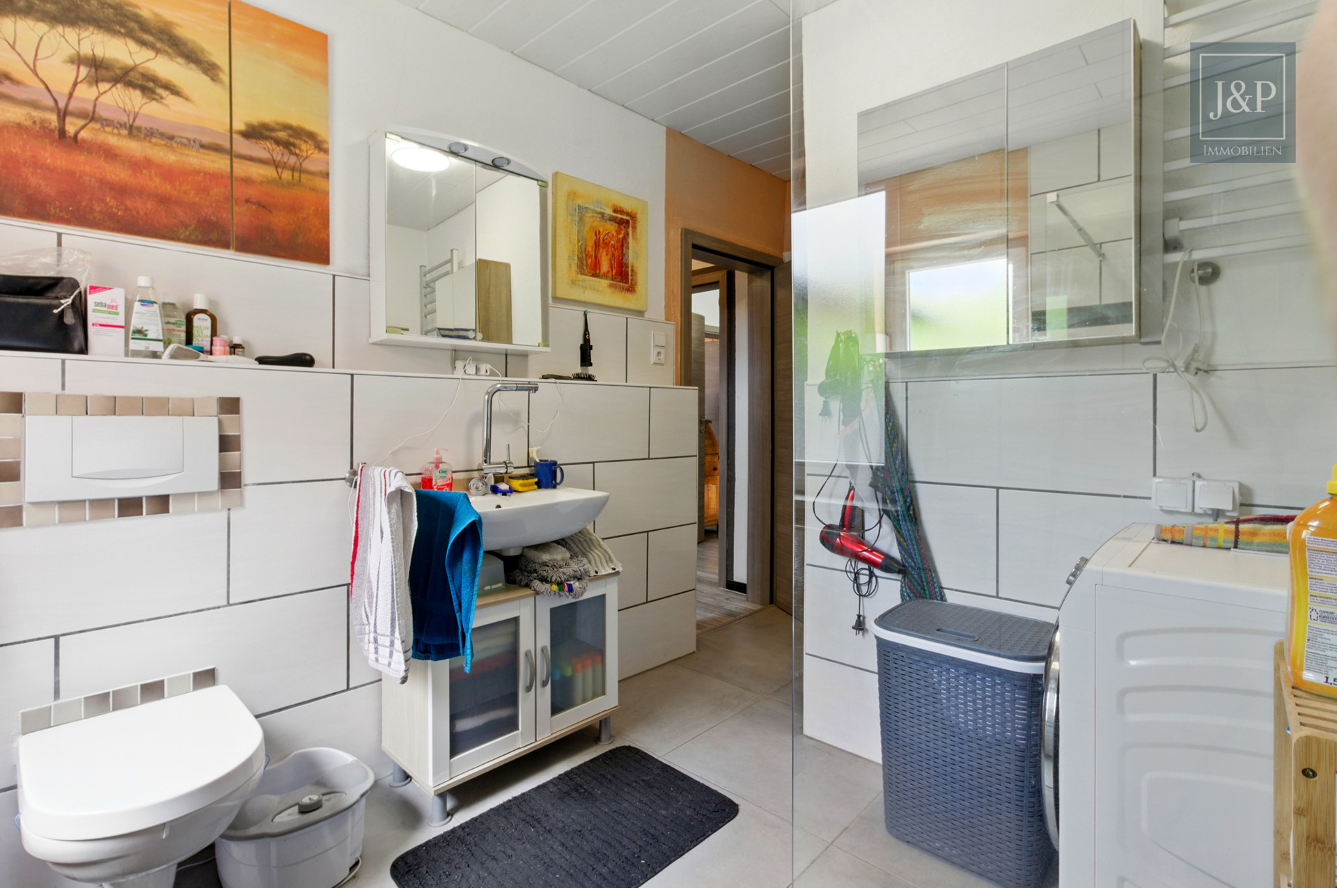 Modernisiertes EFH mit weitläufiger Außenanlage in idyllischer Lage - Badezimmer
