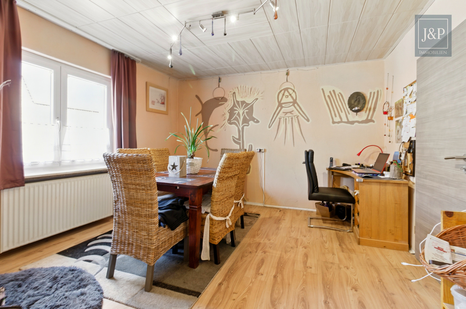 Modernisiertes EFH mit weitläufiger Außenanlage in idyllischer Lage - Esszimmer