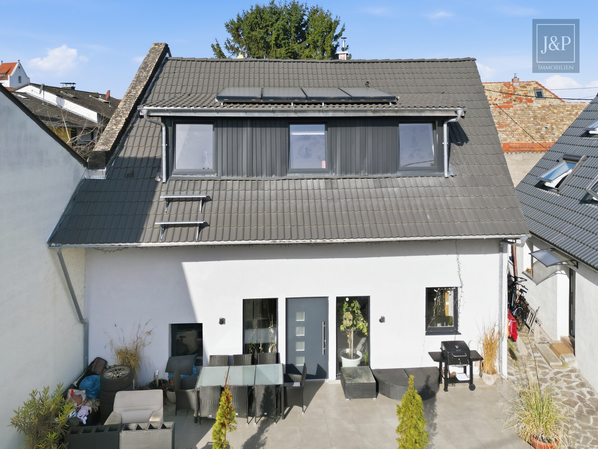 Zwei Häuser – ein Zuhause: Komplett sanierte Einfamilienhäuser für Familien in Mainz-Dexheim - Aussenansicht Haus 1