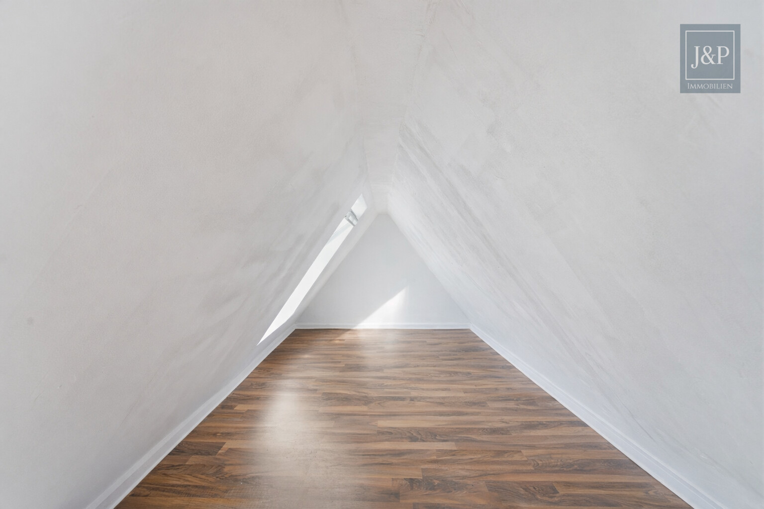 Zwei Häuser – ein Zuhause: Komplett sanierte Einfamilienhäuser für Familien in Mainz-Dexheim - Dachboden Haus 2