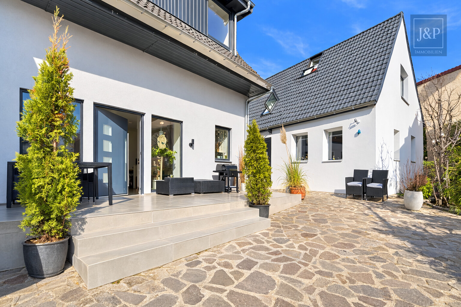 Zwei Häuser – ein Zuhause: Komplett sanierte Einfamilienhäuser für Familien in Mainz-Dexheim - Aussenansicht