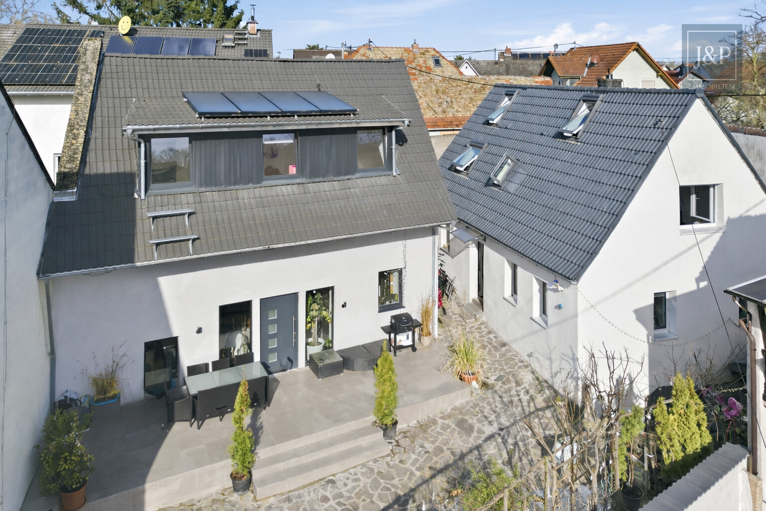 Zwei Häuser – ein Zuhause: Komplett sanierte Einfamilienhäuser für Familien in Mainz-Dexheim - Aussenansicht