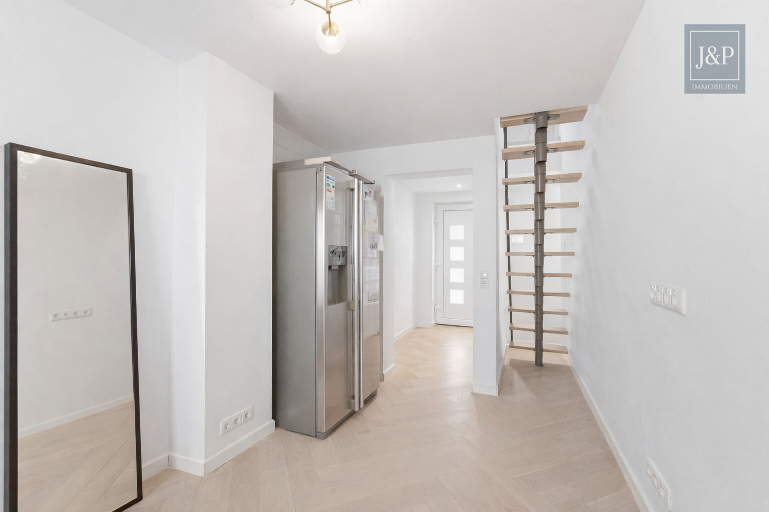 Zwei Häuser – ein Zuhause: Komplett sanierte Einfamilienhäuser für Familien in Mainz-Dexheim - Flur Haus 2