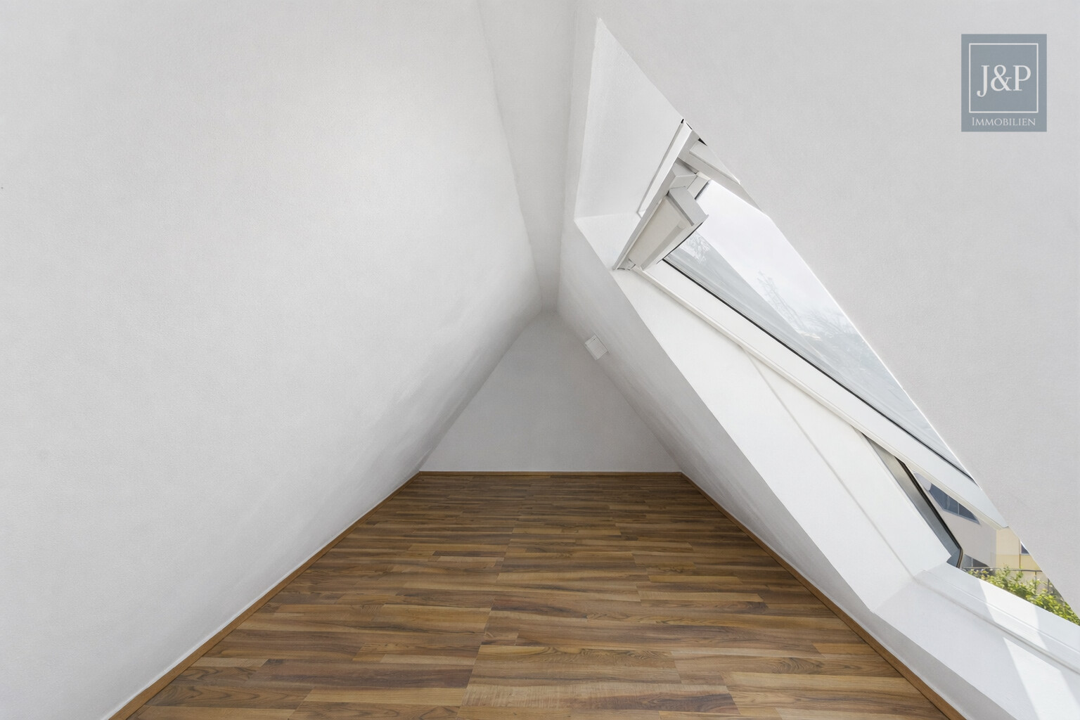 Zwei Häuser – ein Zuhause: Komplett sanierte Einfamilienhäuser für Familien in Mainz-Dexheim - Dachboden Haus 2