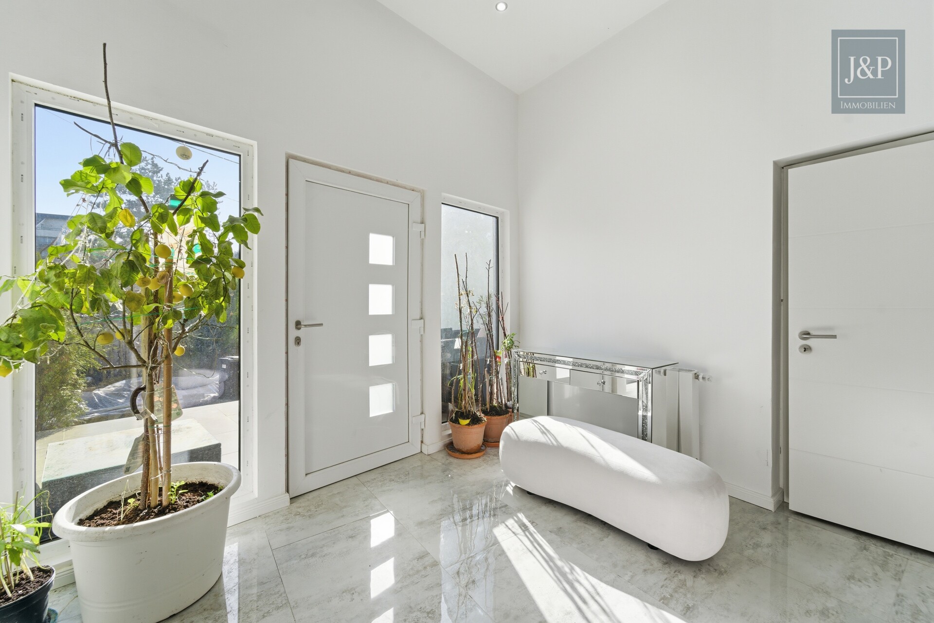 Zwei Häuser – ein Zuhause: Komplett sanierte Einfamilienhäuser für Familien in Mainz-Dexheim - Eingangsbereich Haus 1