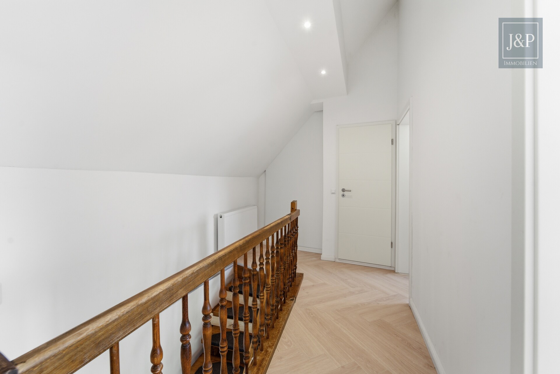 Zwei Häuser – ein Zuhause: Komplett sanierte Einfamilienhäuser für Familien in Mainz-Dexheim - Flur Haus 1