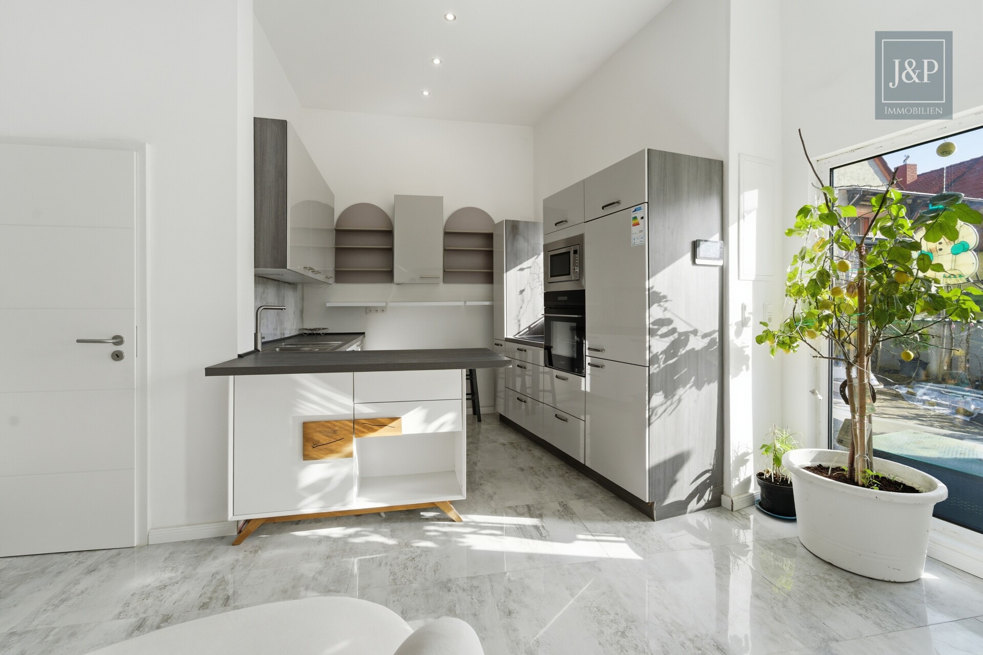 Zwei Häuser – ein Zuhause: Komplett sanierte Einfamilienhäuser für Familien in Mainz-Dexheim - Küche Haus 1