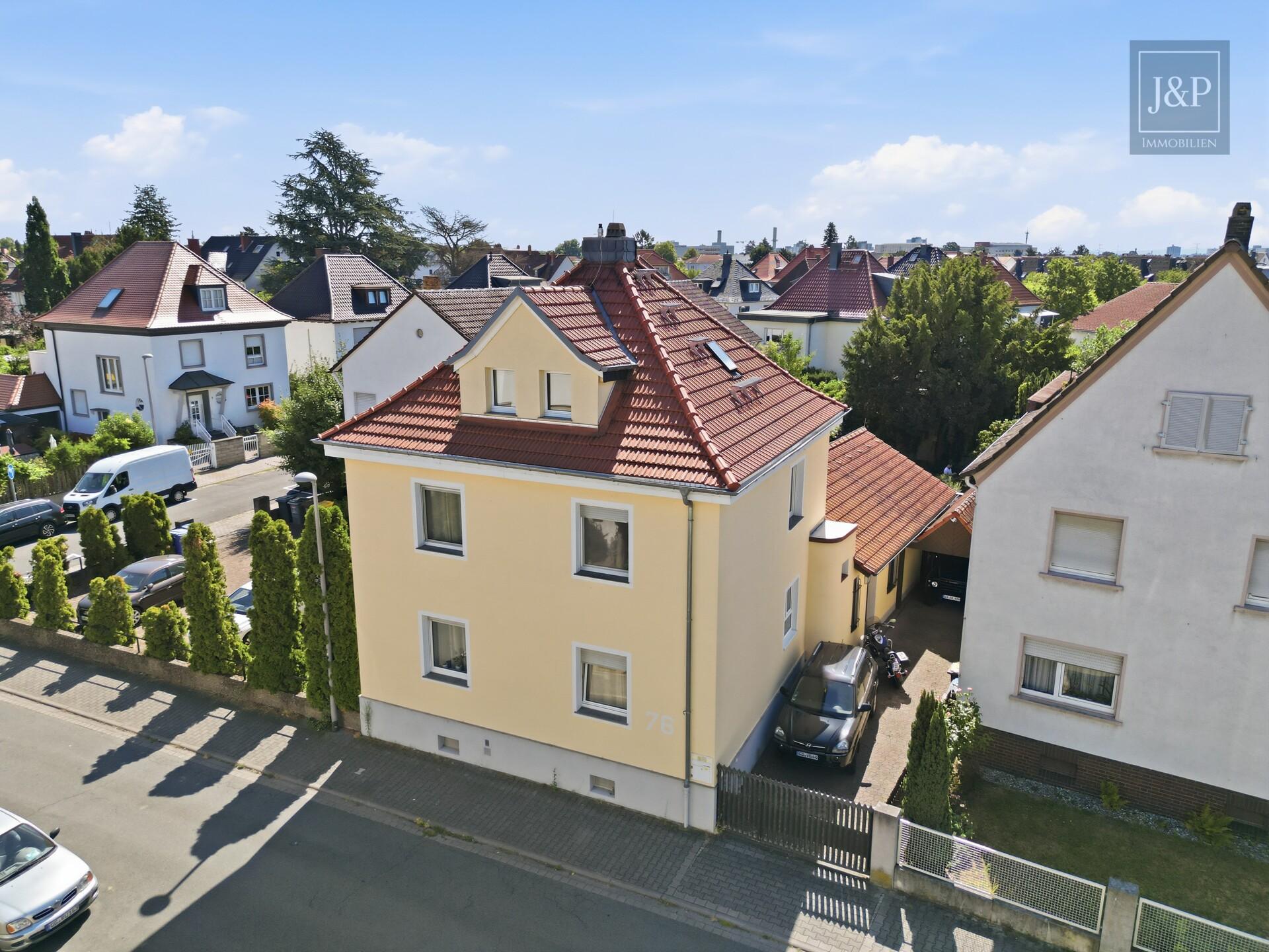 Charmantes Einfamilienhaus mit Traumgarten und Sauna in Rüsselsheim - Aussenansicht