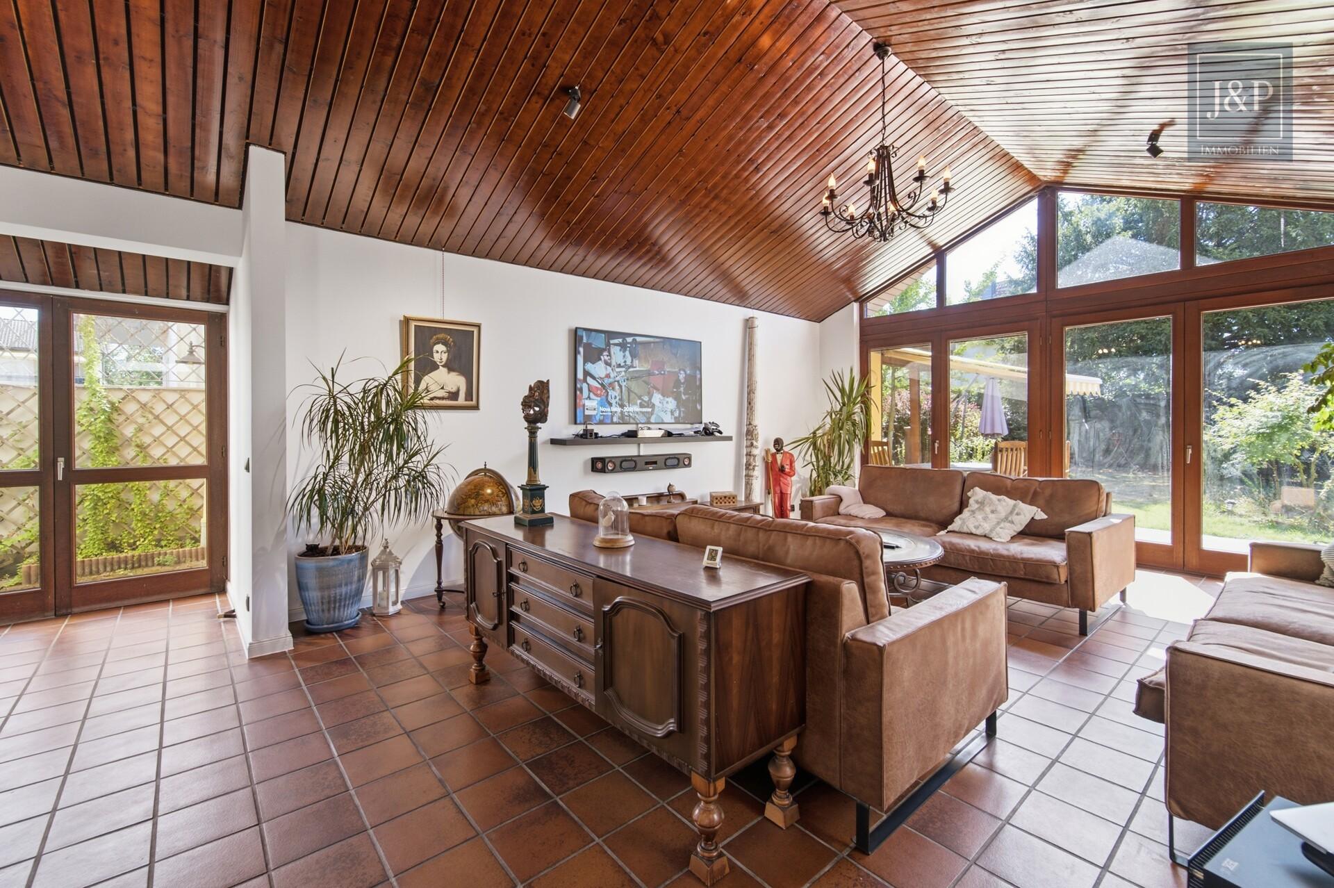 Charmantes Einfamilienhaus mit Traumgarten und Sauna in Rüsselsheim - Wohnzimmer