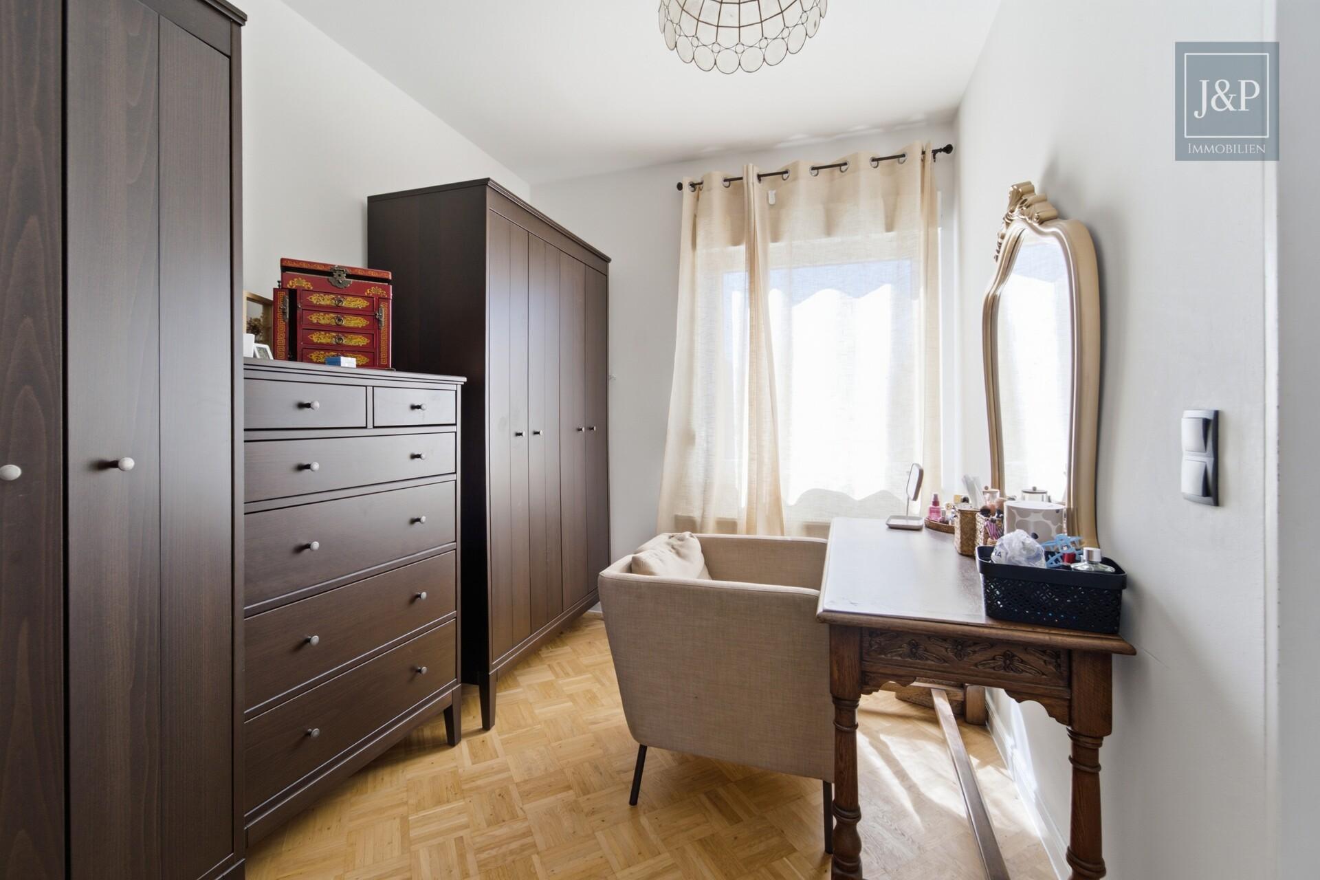 Charmantes Einfamilienhaus mit Traumgarten und Sauna in Rüsselsheim - Ankleidezimmer OG